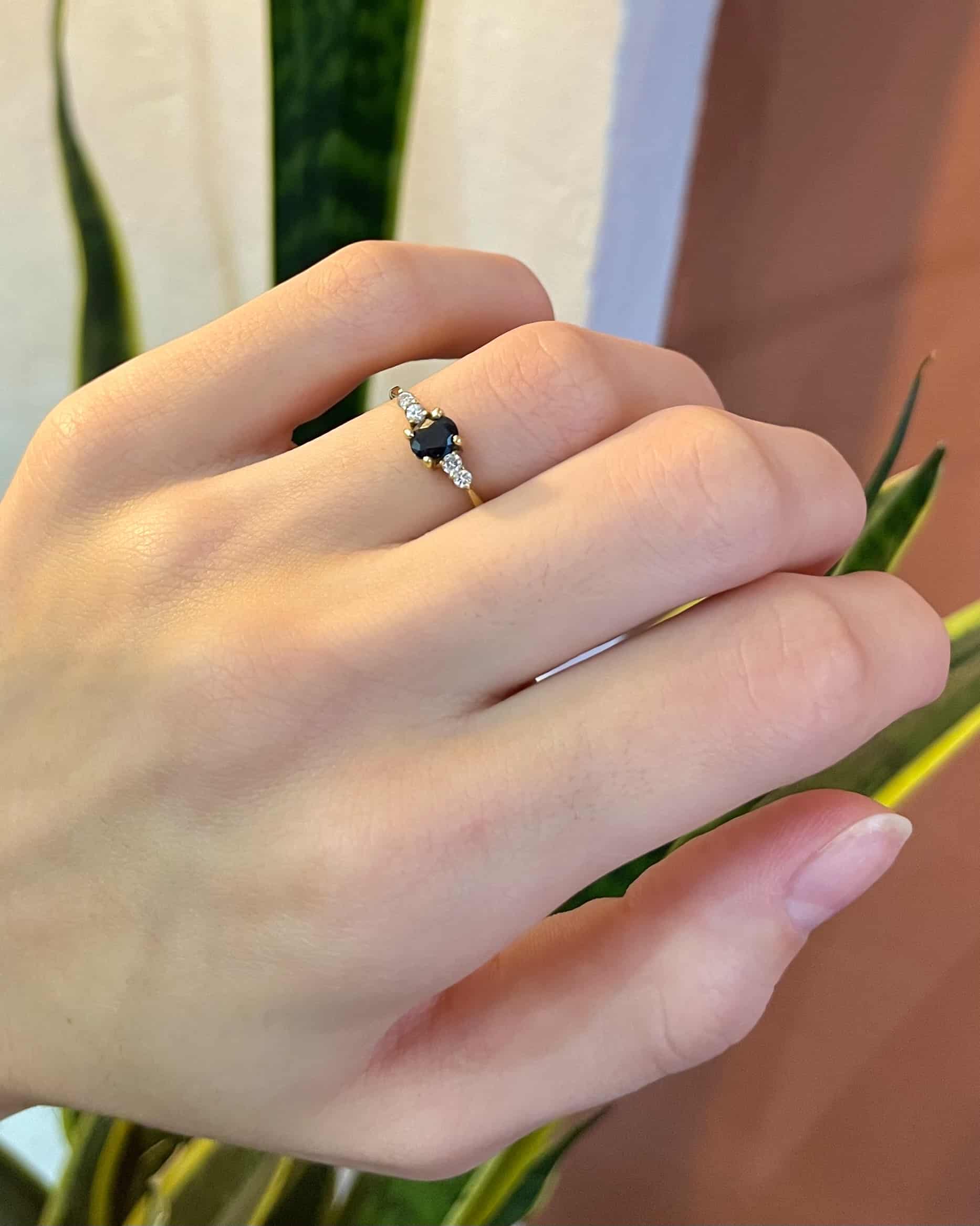 Anillo de trilogía de zafiros y diamantes "Thaïs"