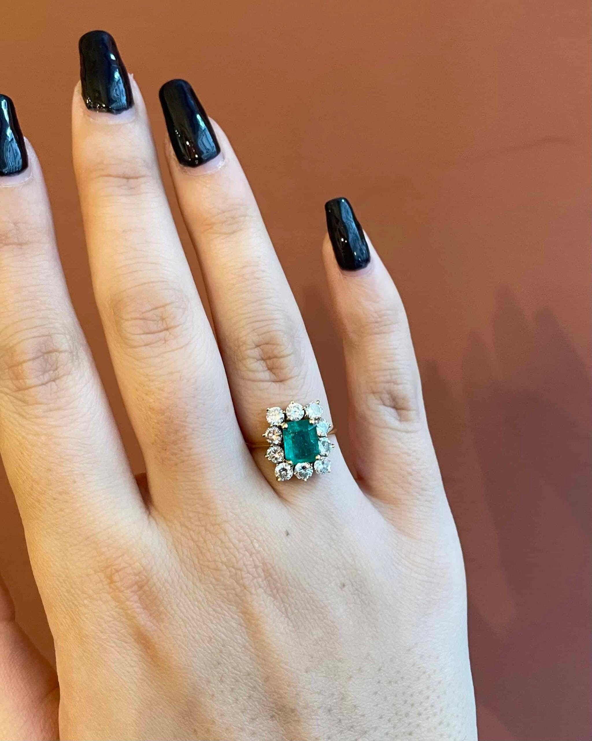 Bague Marguerite Émeraude 1.10 carat &amp; 10 Diamants 0.90 carat "Lizoé" - Elliade Paris