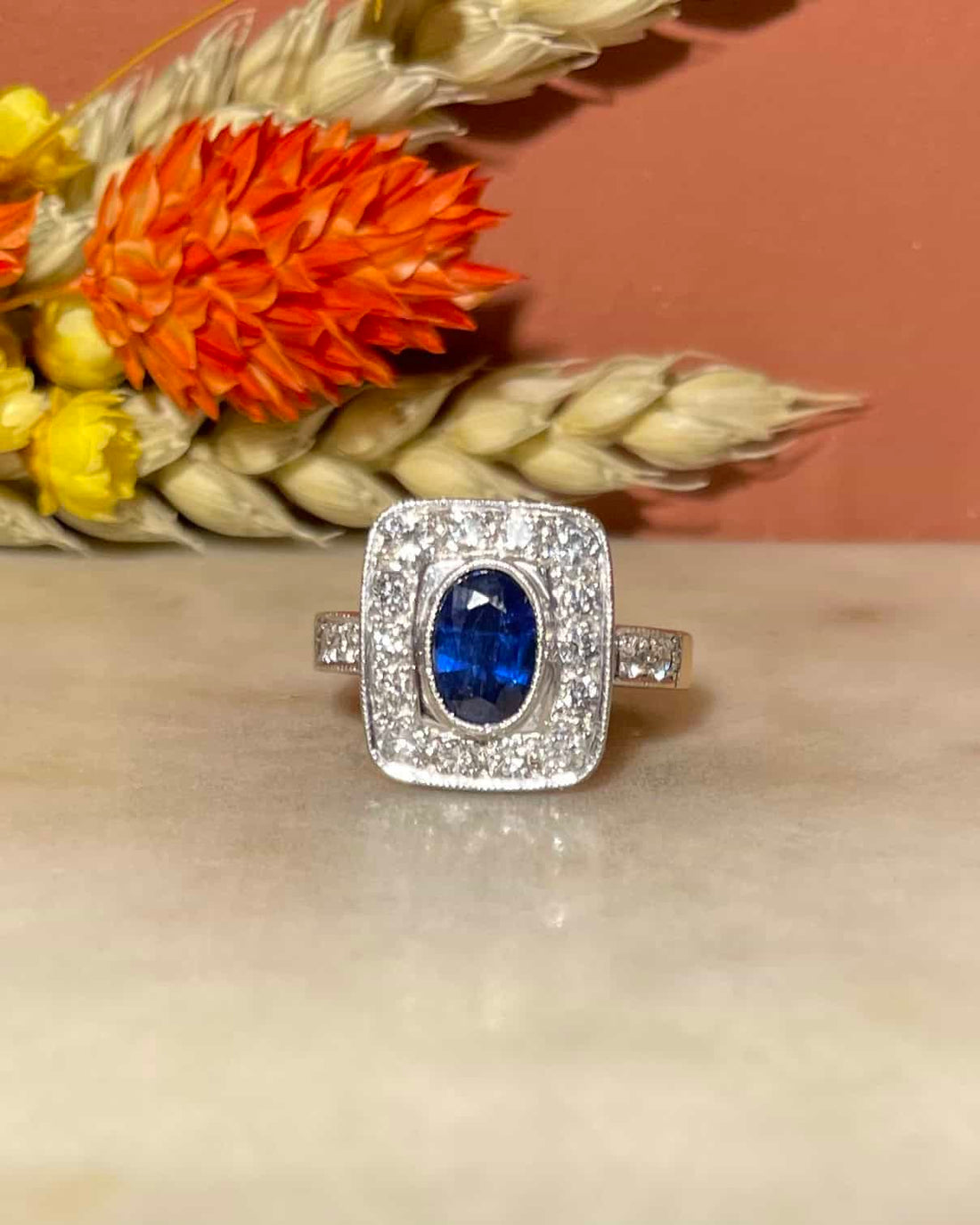 Anillo estilo art déco con zafiro de 1,05 quilates y diamantes "Giuseppa"