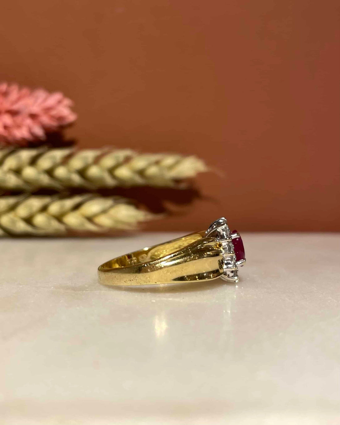 Anillo &quot;Charlize&quot; con margaritas de rubí y diamantes de 0,60 quilates