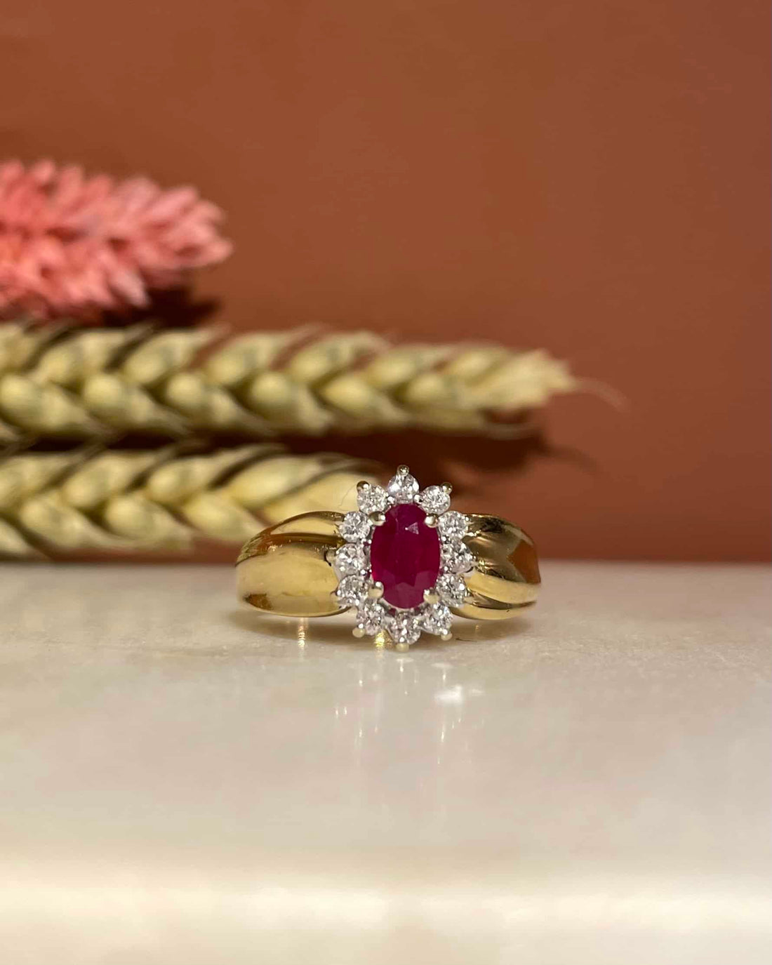 Anillo &quot;Charlize&quot; con margaritas de rubí y diamantes de 0,60 quilates