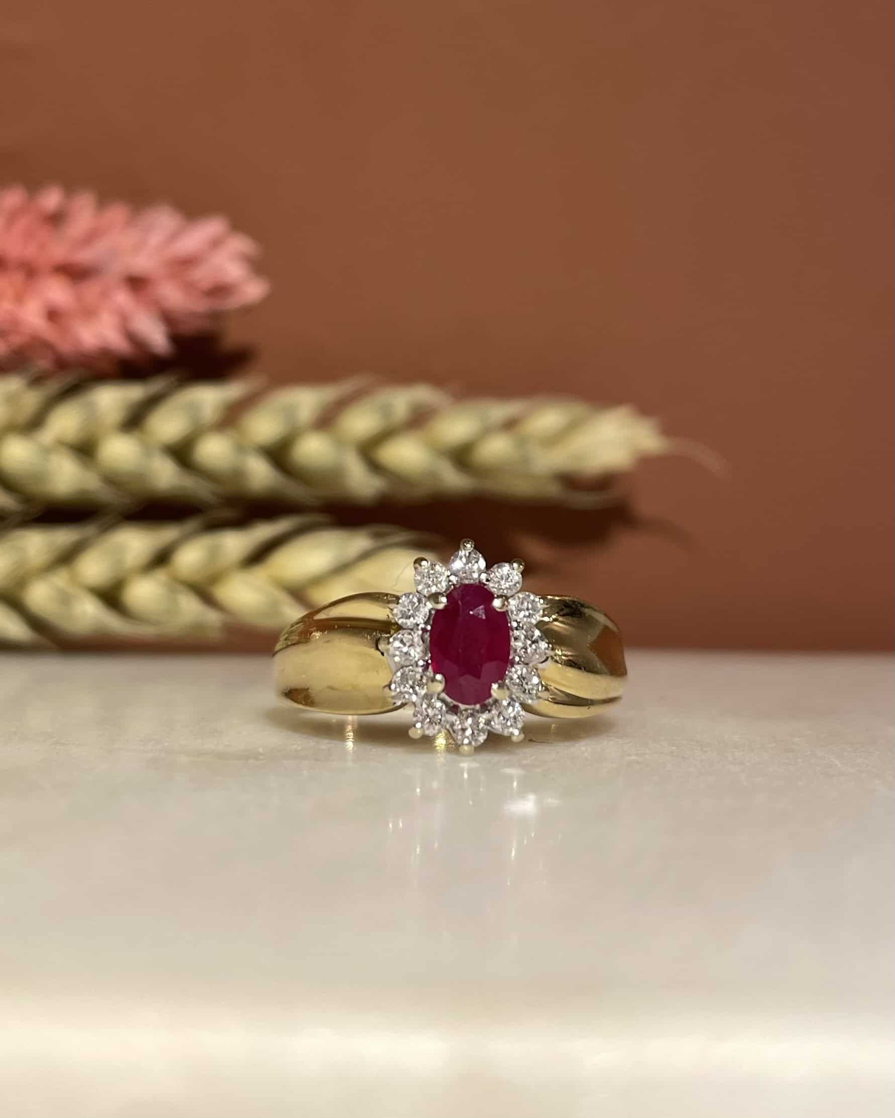 Anillo &quot;Charlize&quot; con margaritas de rubí y diamantes de 0,60 quilates