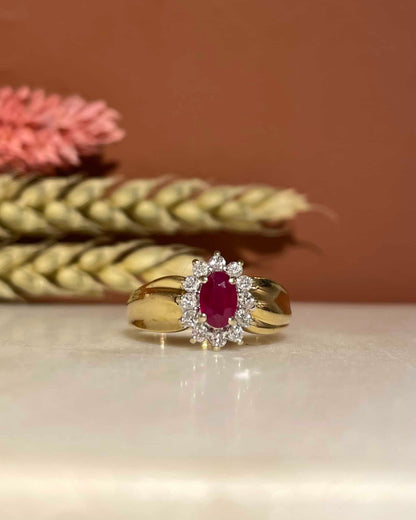 Anillo &quot;Charlize&quot; con margaritas de rubí y diamantes de 0,60 quilates