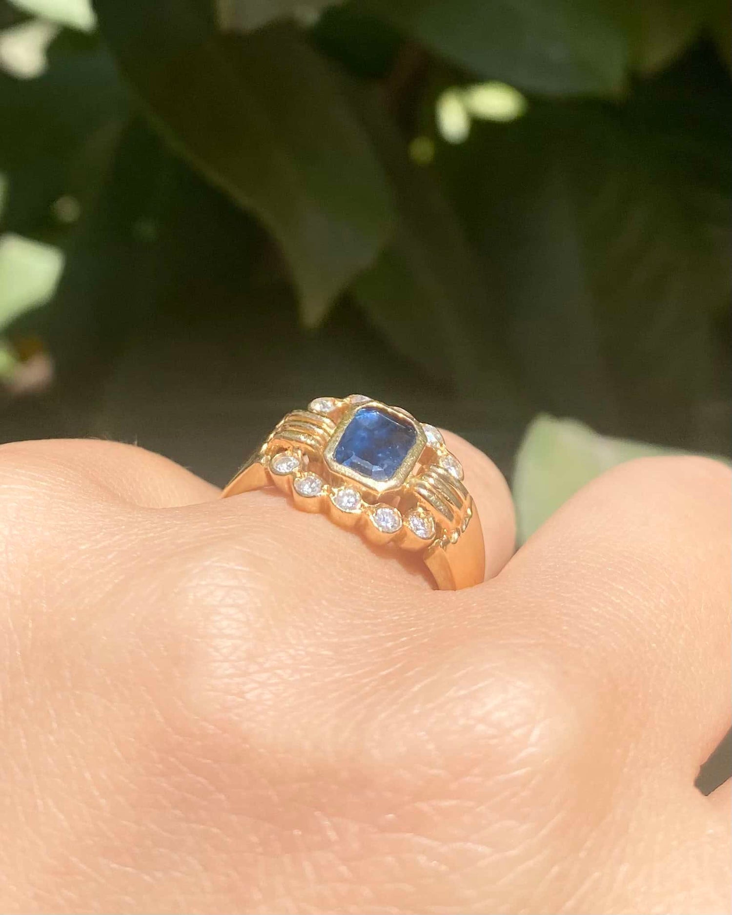 Bague Jonc Saphir 1.50 carat &amp; 10 Diamants &quot;Lindsay&quot;