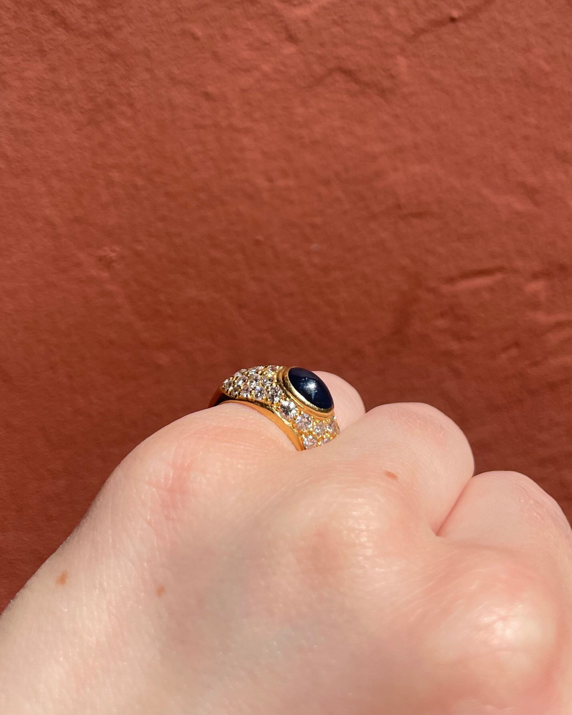 Bague Jonc Saphir Cabochon 1.43 carat &amp; 42 Diamants "Sandra" - Elliade Paris