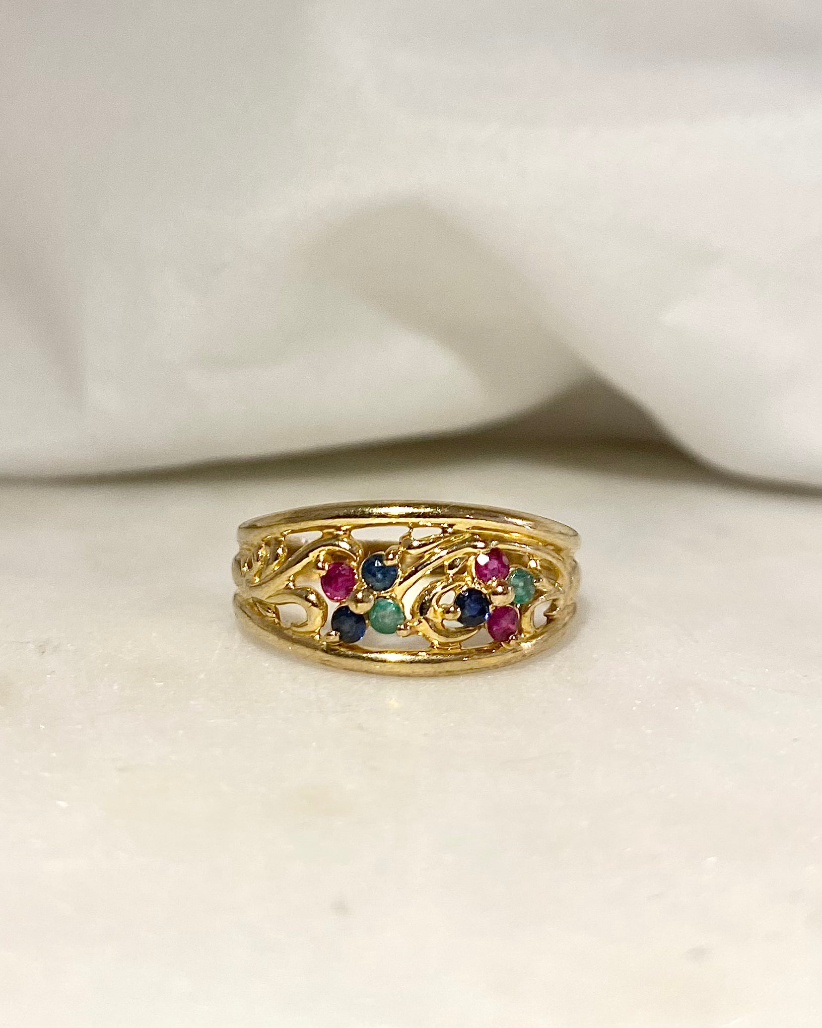 Anillo de banda con zafiros, rubíes y esmeraldas "Denova"