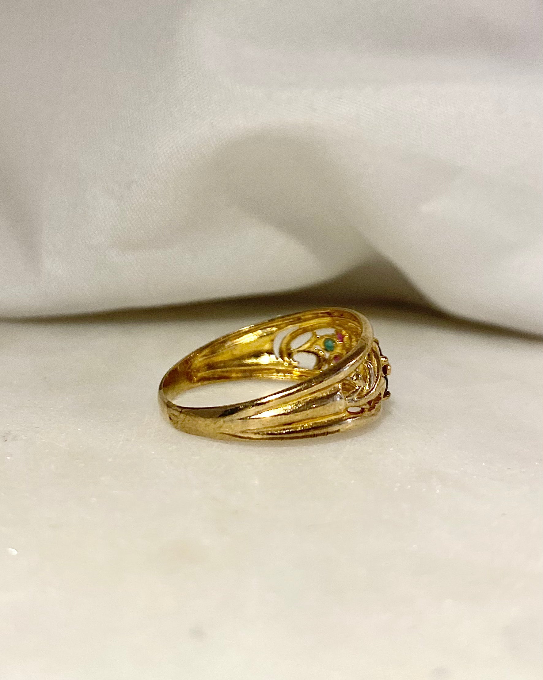 Anillo de banda con zafiros, rubíes y esmeraldas "Denova"