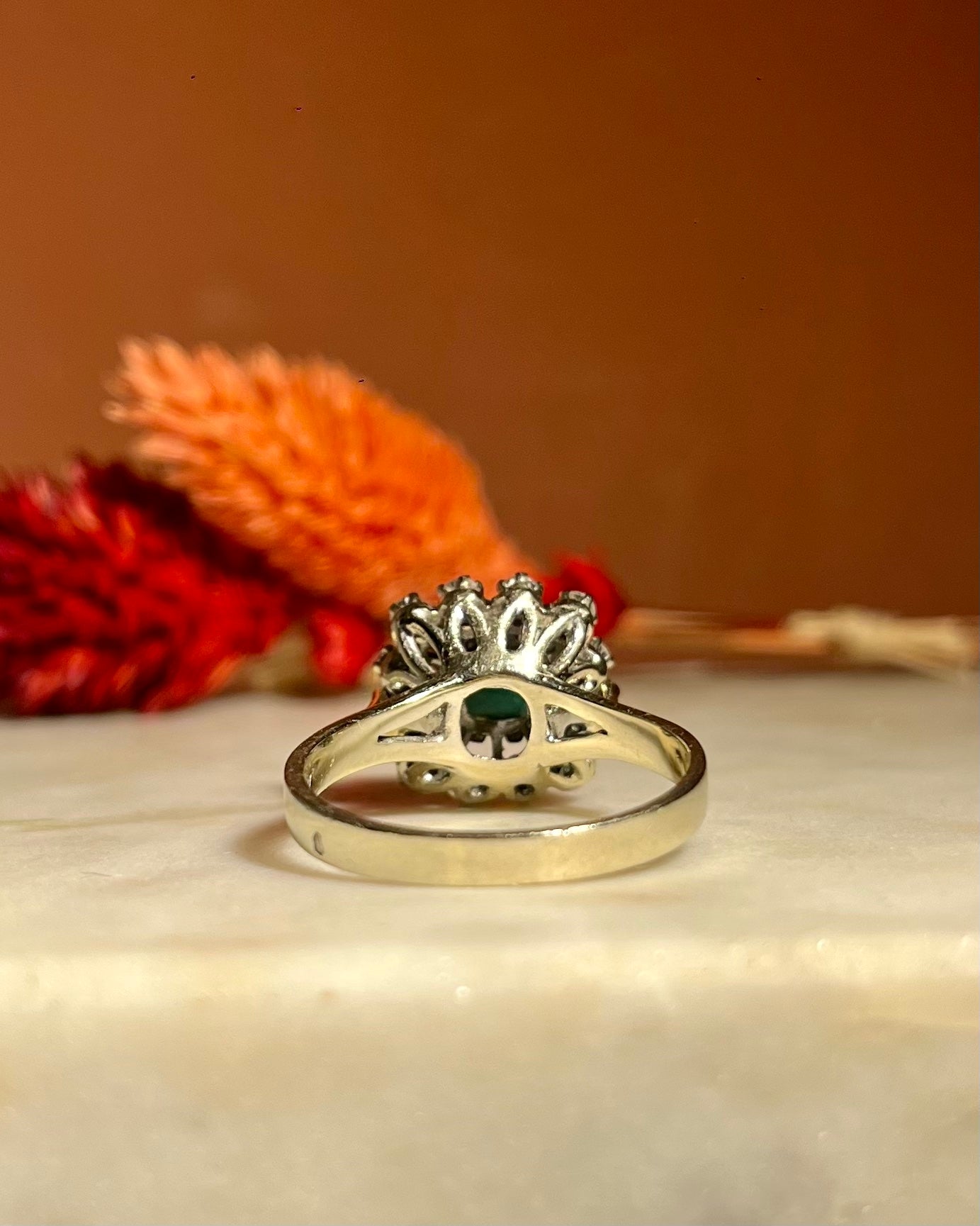 Anillo &quot;Lauréane&quot; de 1 quilate con esmeralda y margaritas de diamantes