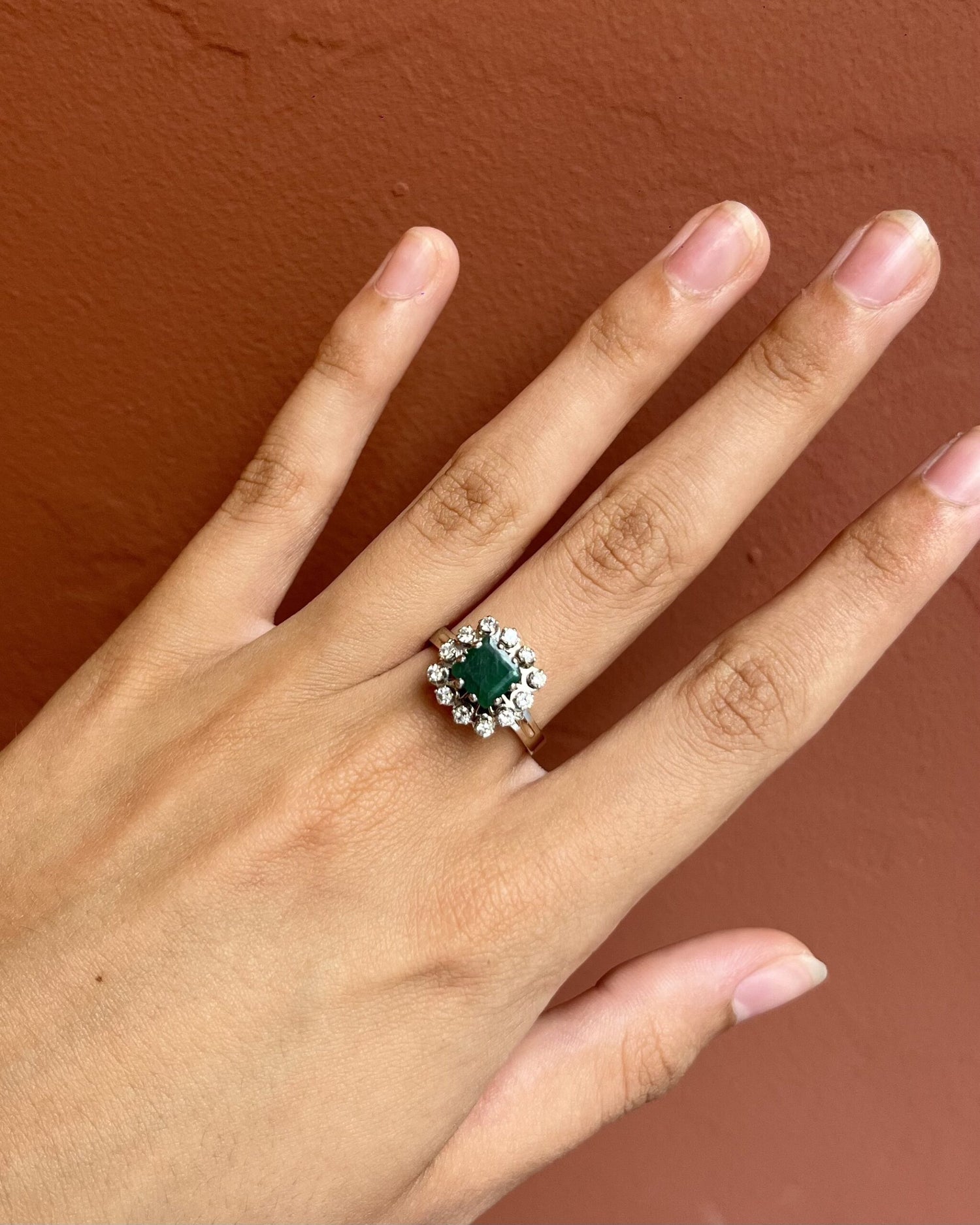 Anillo &quot;Lauréane&quot; de 1 quilate con esmeralda y margaritas de diamantes