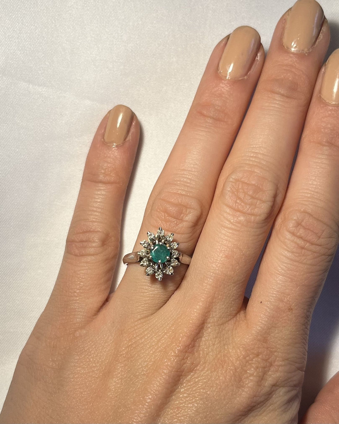 Bague Marguerite émeraude &amp; diamants &quot;Lyna&quot;