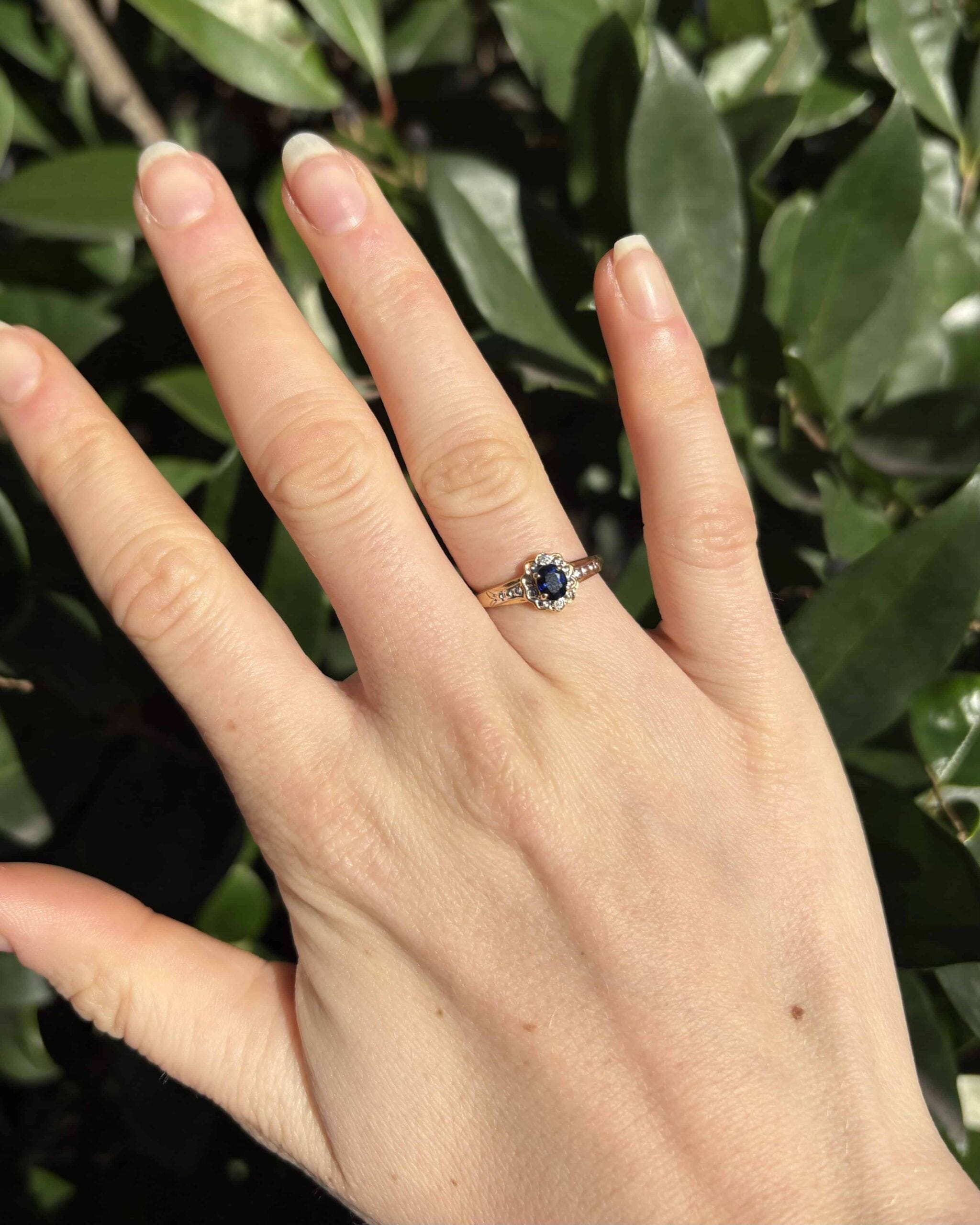 Bague Marguerite Saphir 0.45 carat &amp; Diamants "Ayana" - Elliade Paris