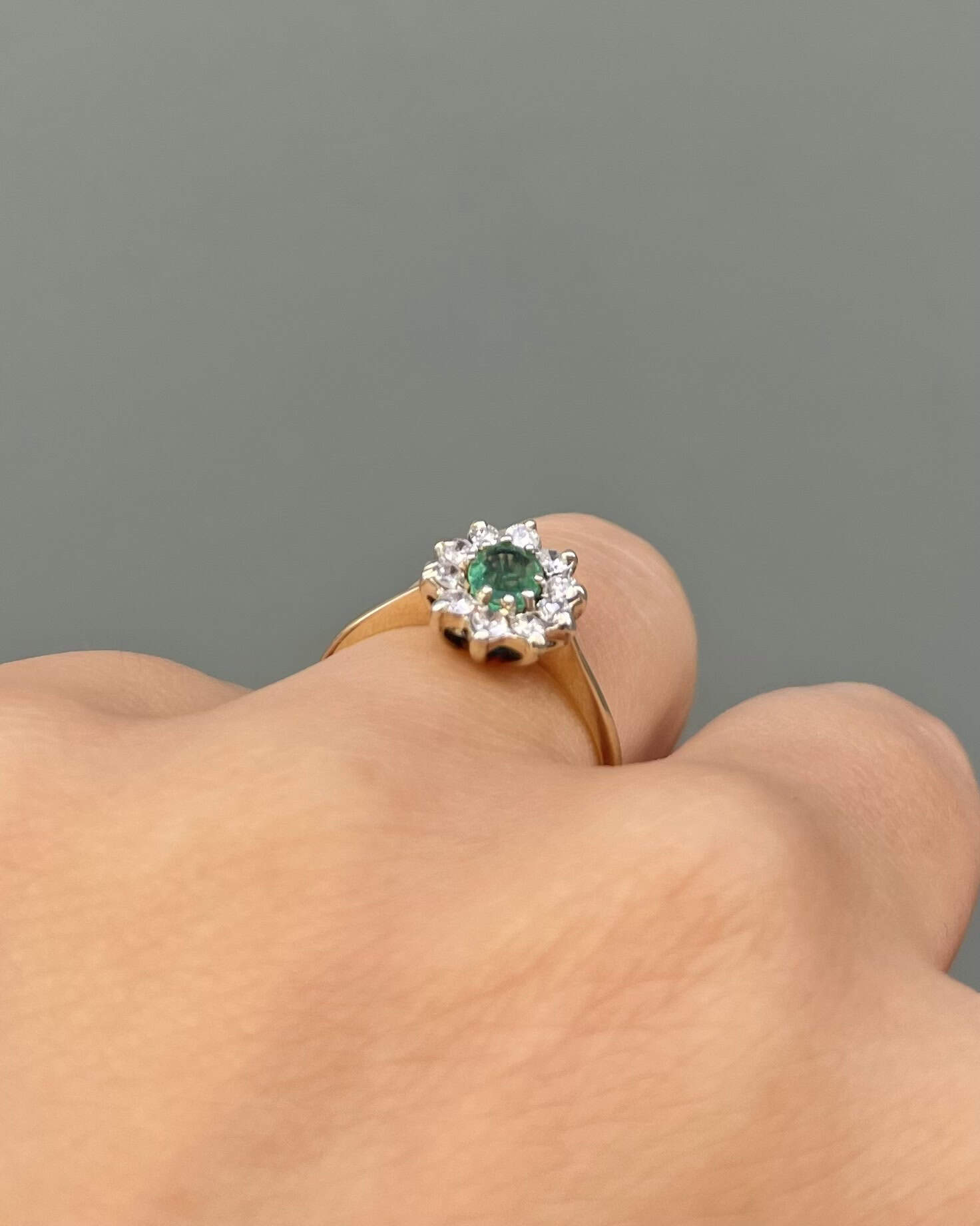 Anillo "Victoria" con margaritas de esmeralda y 10 diamantes