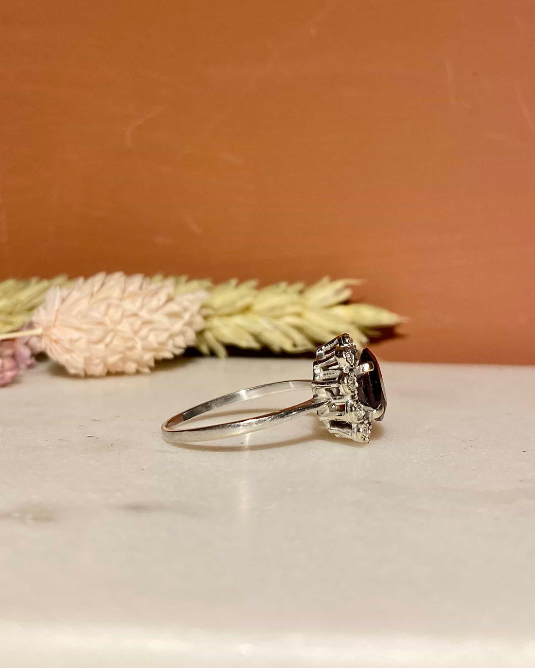 Anillo &quot;Clarisse&quot; con rubí de 0,90 quilates y margarita de diamante de 0,64 quilates