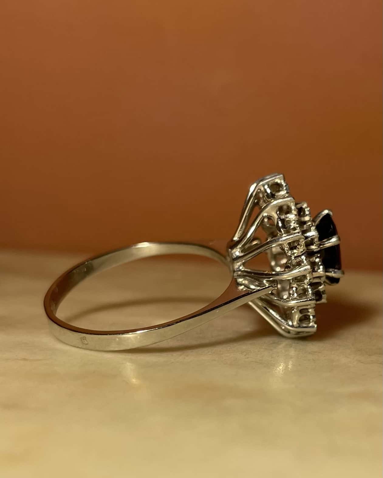 Anillo Margarita de diamantes y zafiros “Zalya”