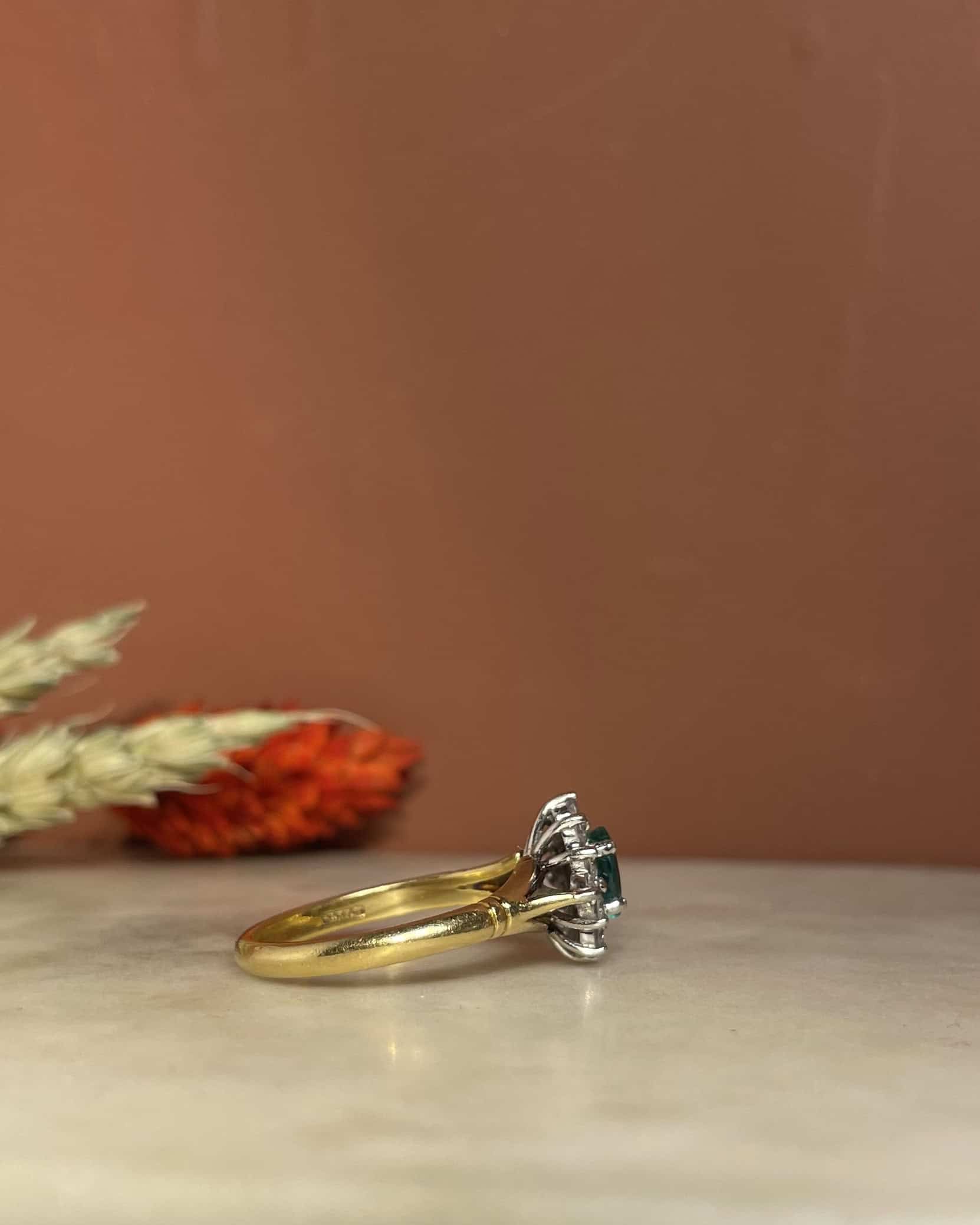 Anillo "Philipa" con margarita de esmeralda y diamantes de 0,55 quilates