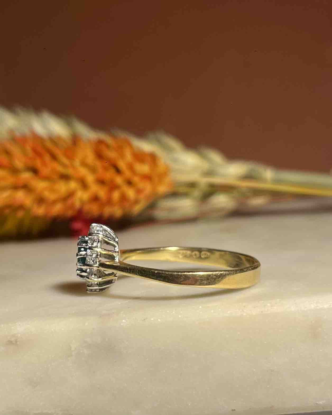 Anillo "Ilona" con margaritas de esmeralda y diamantes