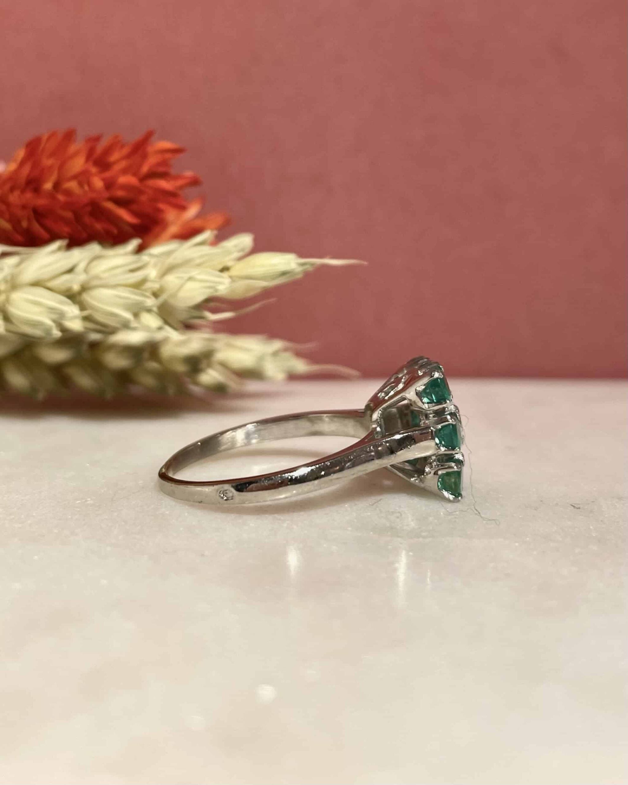 Bague Marguerite 8 Emeraudes et Diamant "Kika"