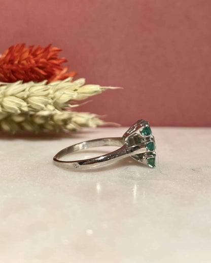 Bague Marguerite 8 Emeraudes et Diamant &quot;Kika&quot;
