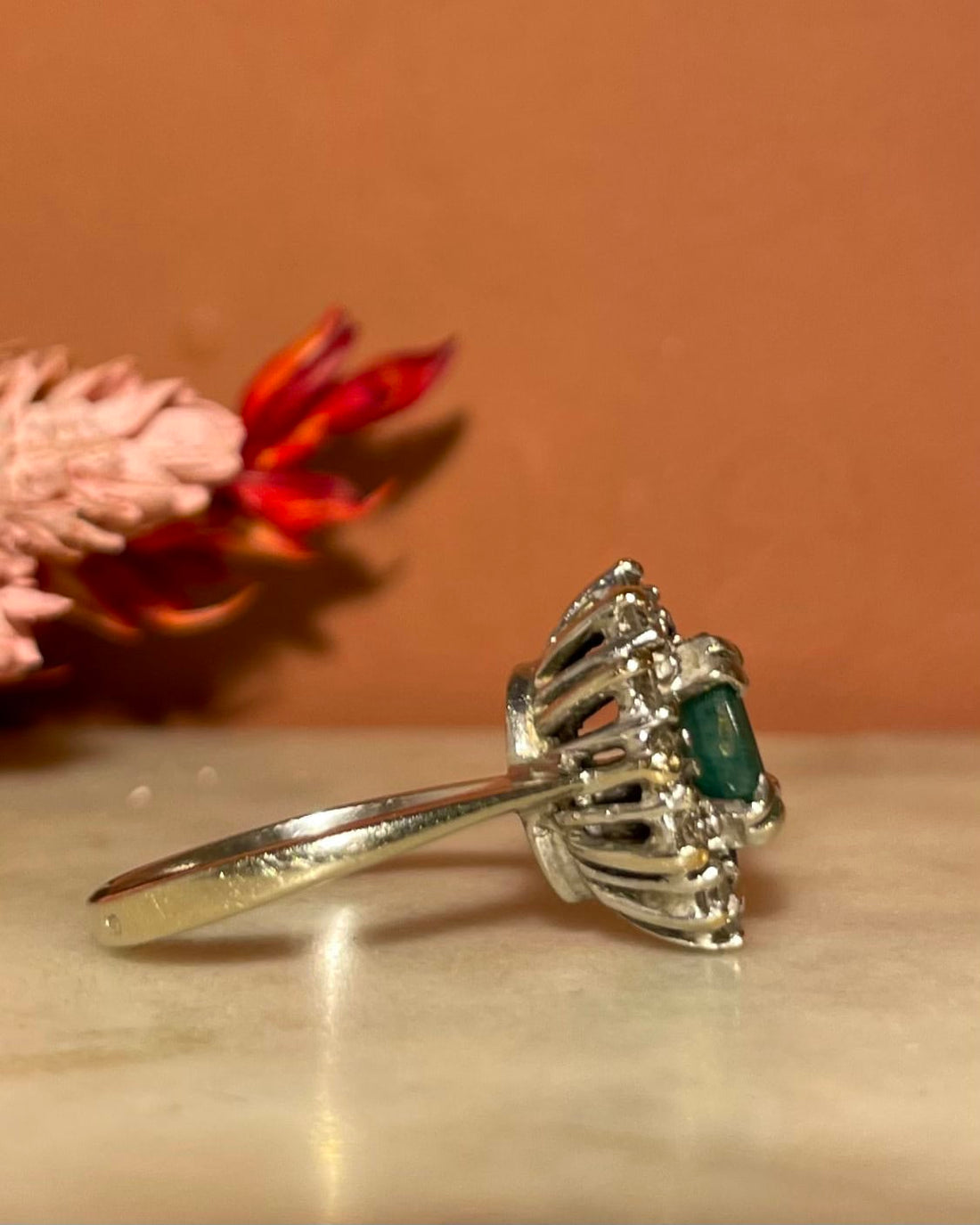 Bague Marguerite Émeraude 0.80 carat &amp; 12 Diamants  &quot;Aristée&quot;