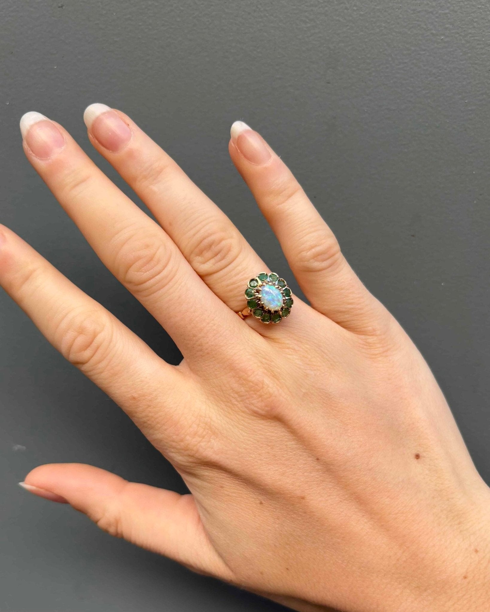 Marguerite Opale 1.30 carat &amp; 12 Emeraudes 0.60 carat "Michelle" - Elliade Paris