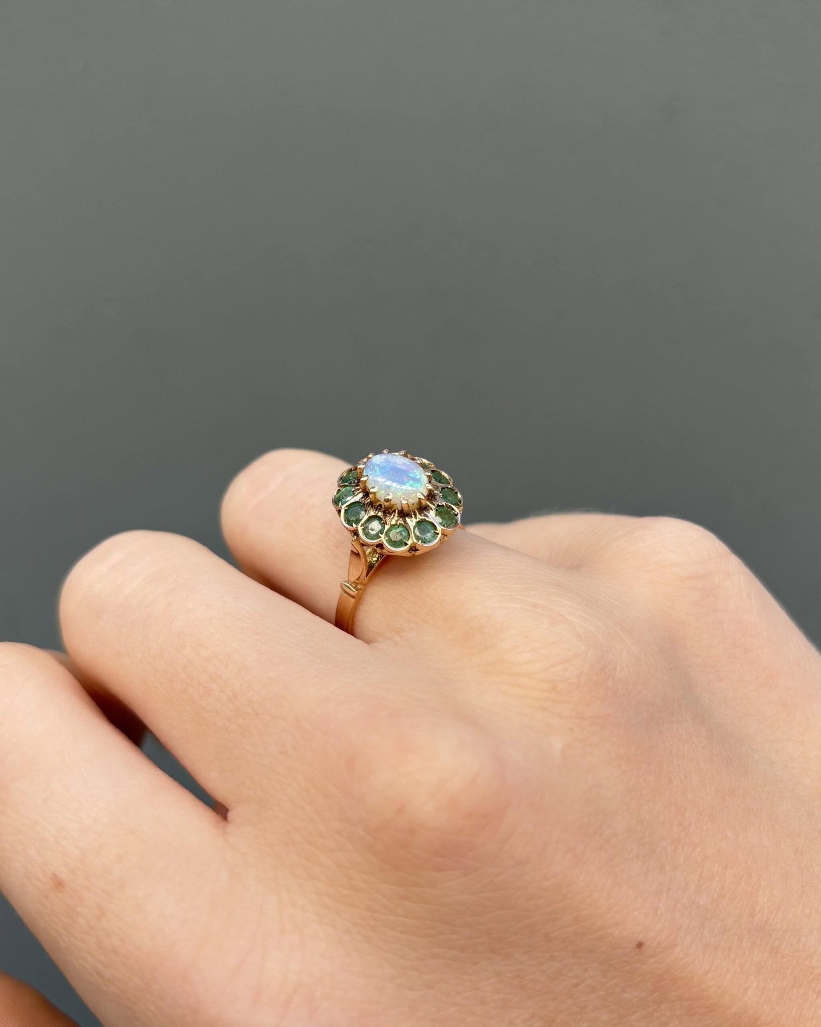 Marguerite Opale 1.30 carat &amp; 12 Emeraudes 0.60 carat "Michelle" - Elliade Paris