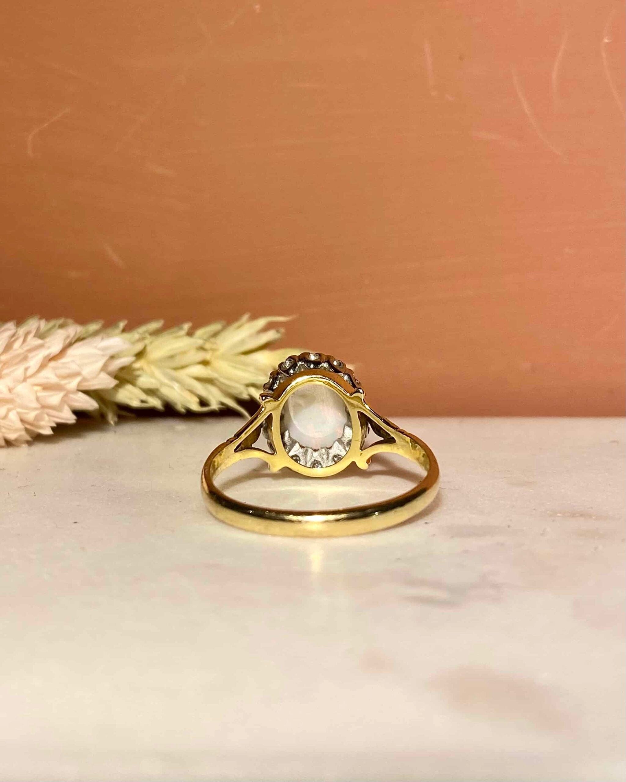 Bague Marguerite Opale Cabochon 0.90 carat &amp; Diamants "Orianne" - Elliade Paris