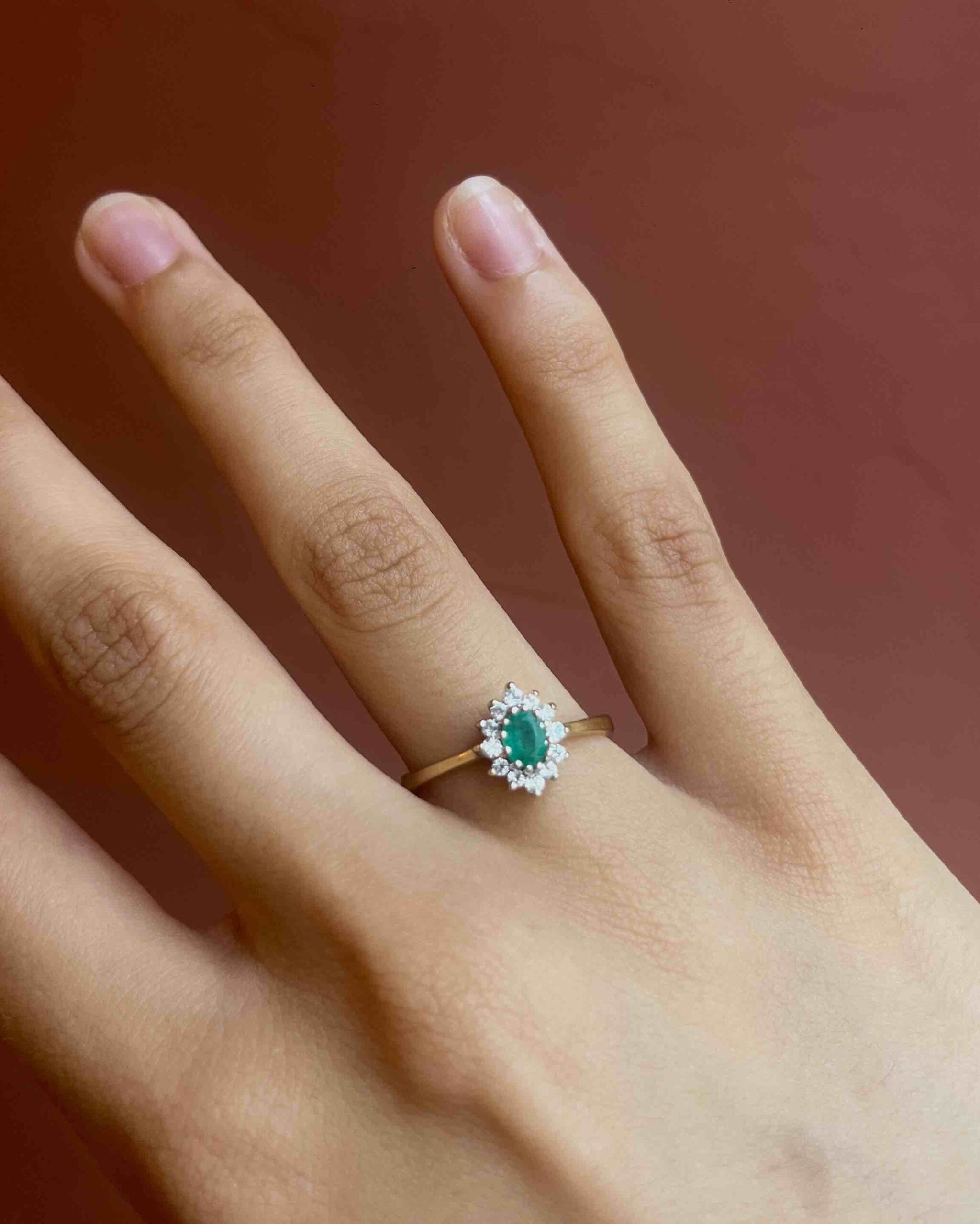 Anillo "Ilona" con margaritas de esmeralda y diamantes