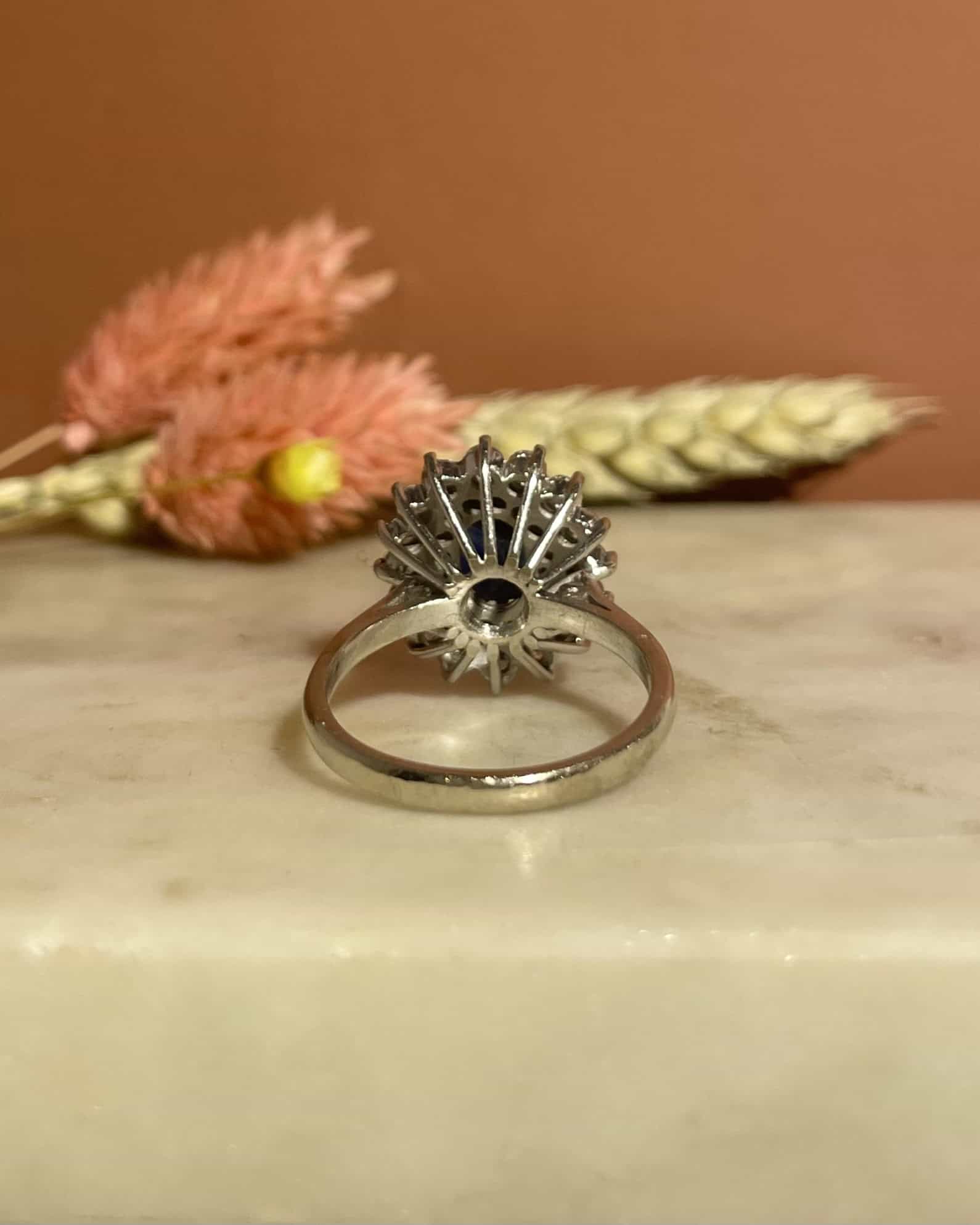 Bague Marguerite Saphir 1.80 carat &amp; 30 Diamants "Tamara" - Elliade Paris