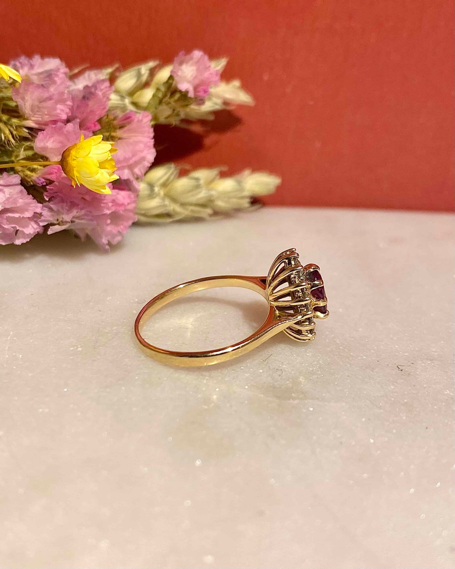 Bague Marguerite Rubis 0.90 carat &amp; 16 Diamants &quot;Amanda&quot;