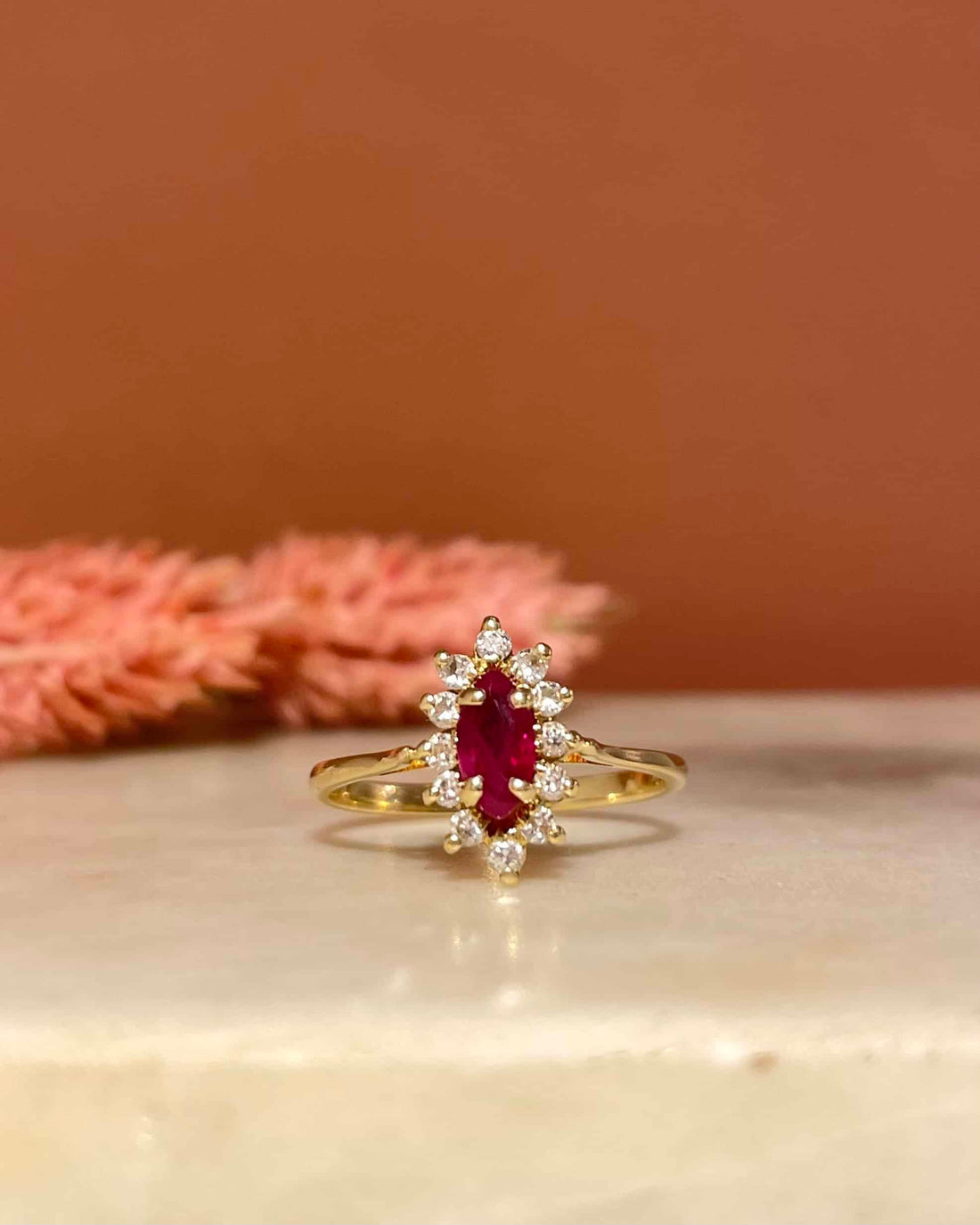Anillo &quot;Murielle&quot; con margaritas de rubí y diamantes de 0,30 quilates