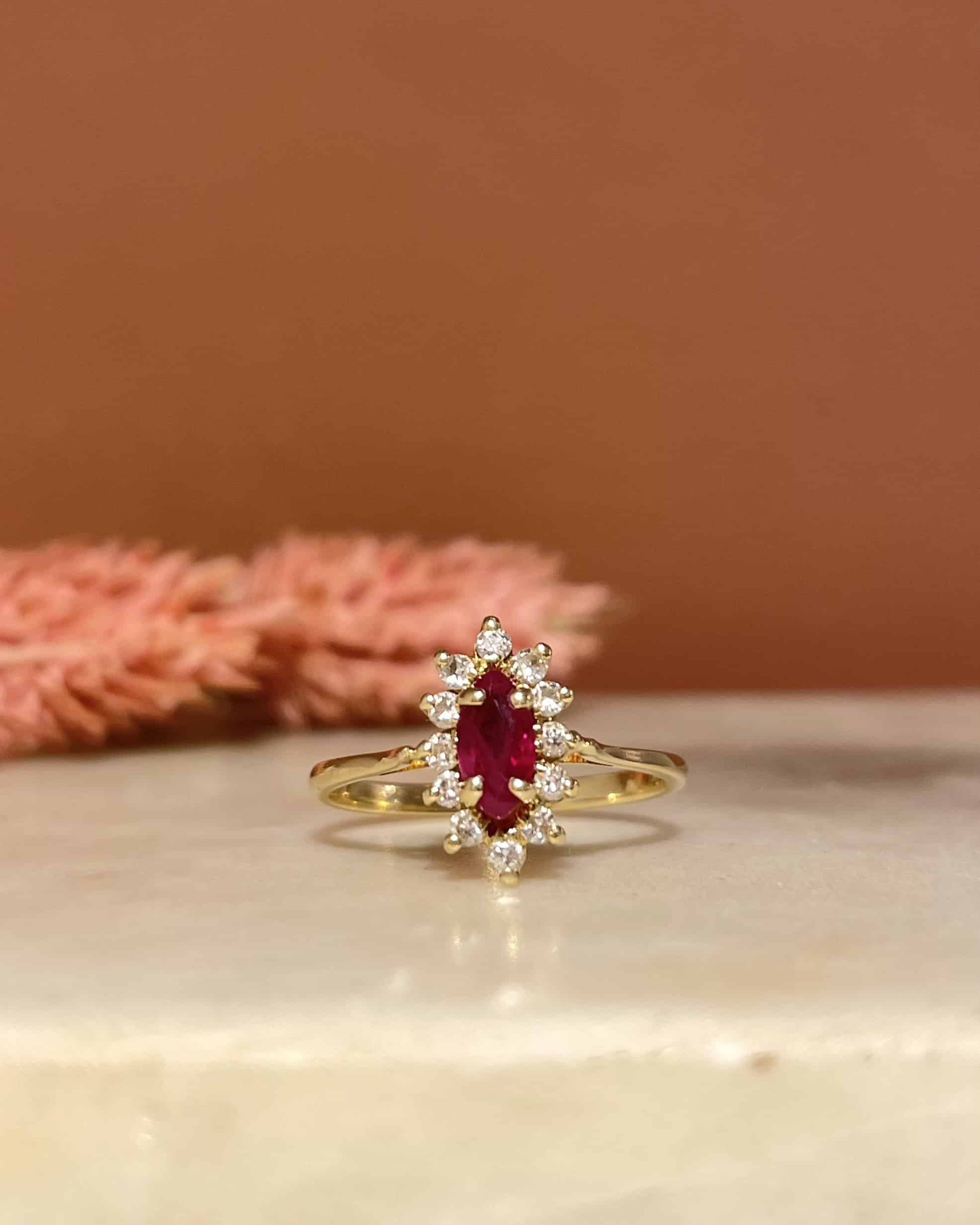 Anillo "Murielle" con margaritas de rubí y diamantes de 0,30 quilates