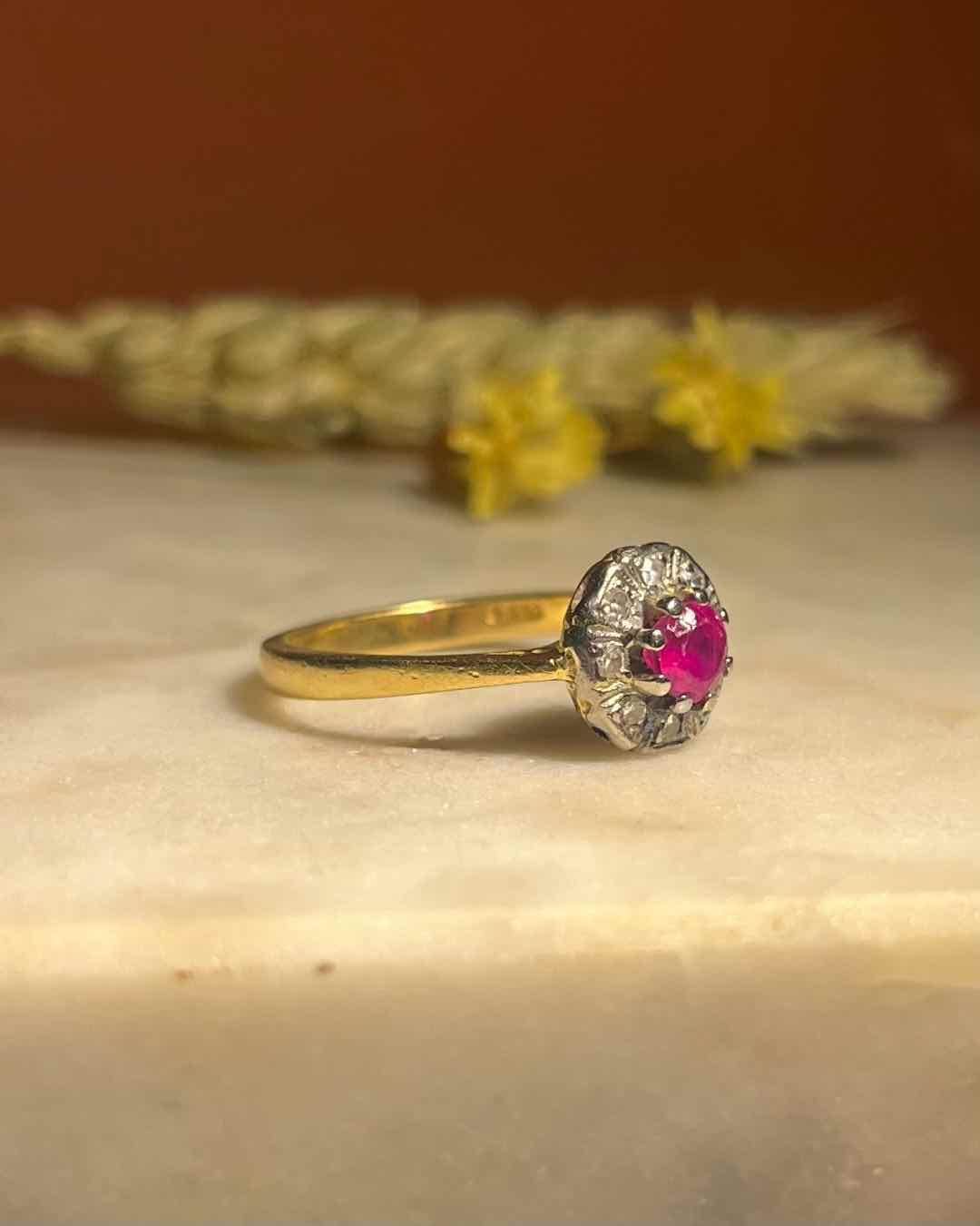 Anillo de margaritas con rubí y diamantes "Anélia"