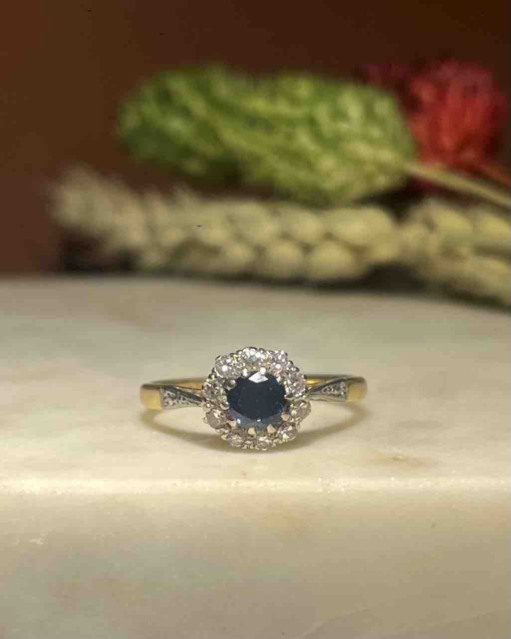 Anillo "Mathilda" con margaritas de zafiro y diamantes