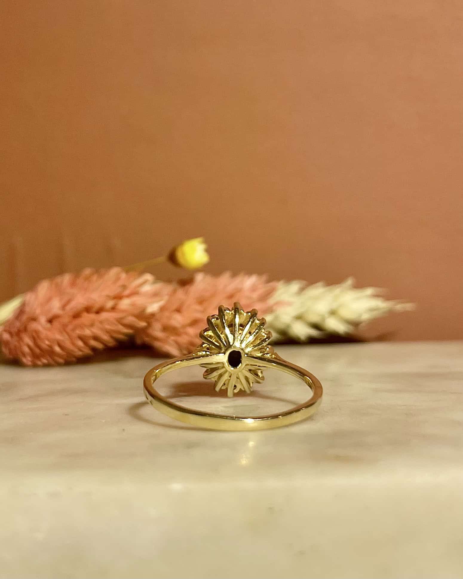 Anillo de margarita "Carolina" con zafiro y diamante de 1 quilate