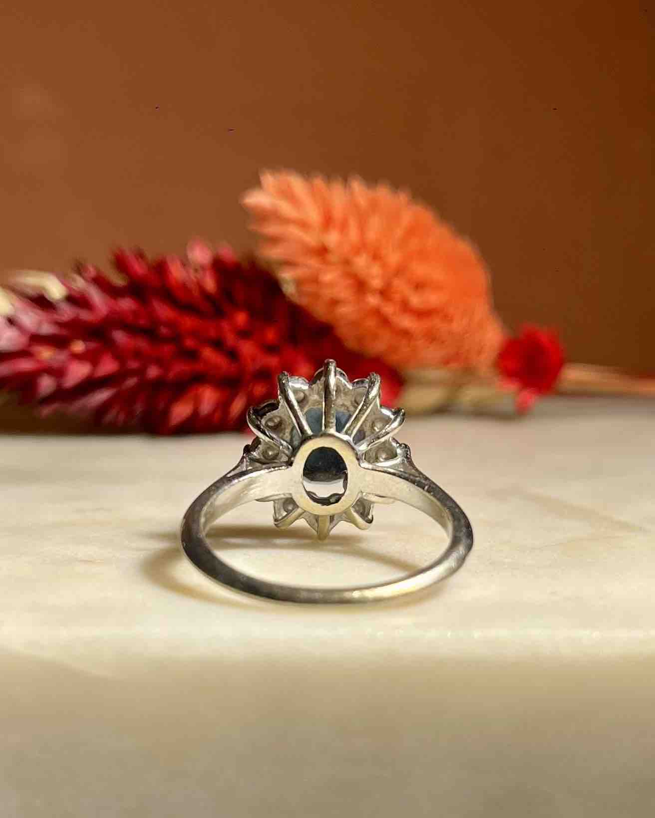 Bague Marguerite Saphir 1.30 carat &amp; Diamants "Ariuna" - Elliade Paris