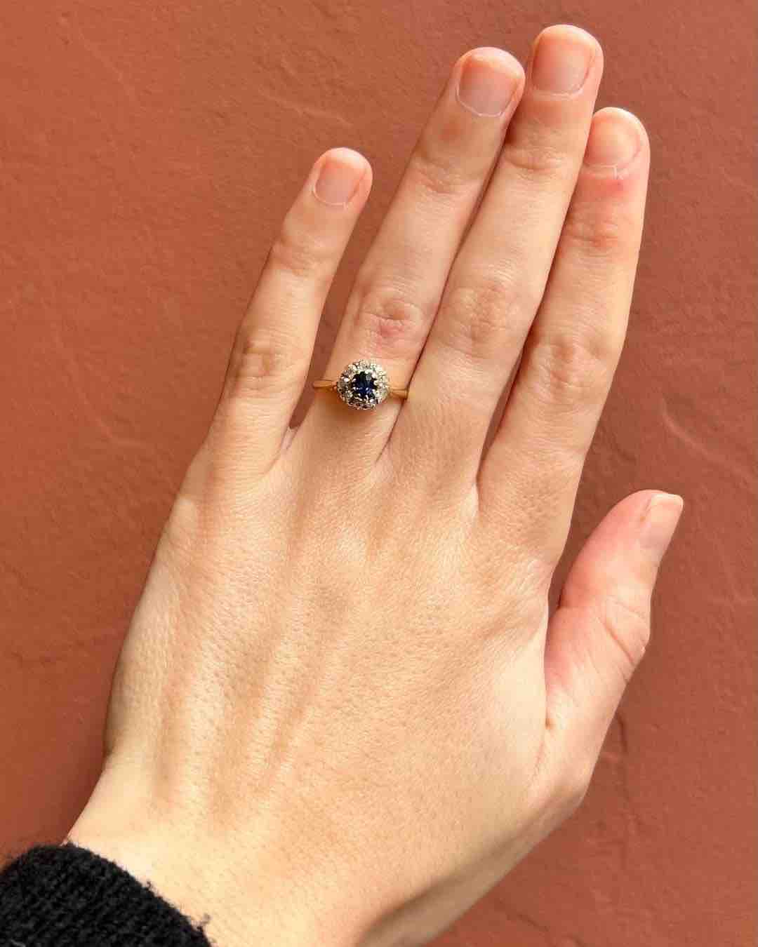 Anillo de margaritas con zafiro y diamantes "Esther"