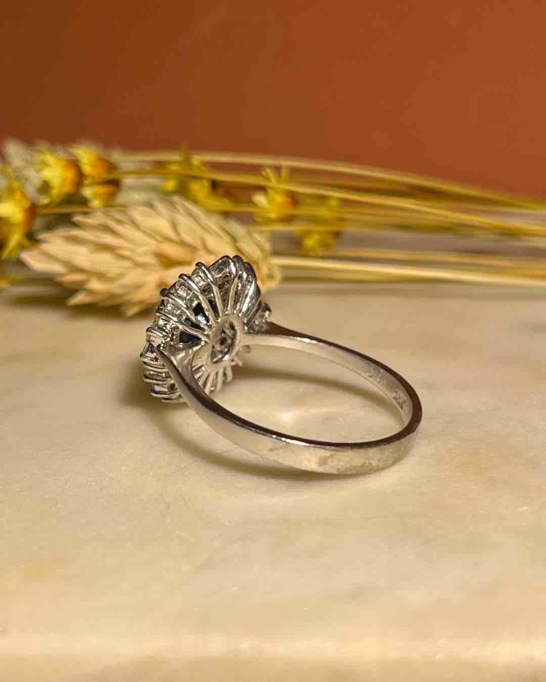 Anillo "Angela" con margaritas de zafiro y diamantes de 1,70 quilates