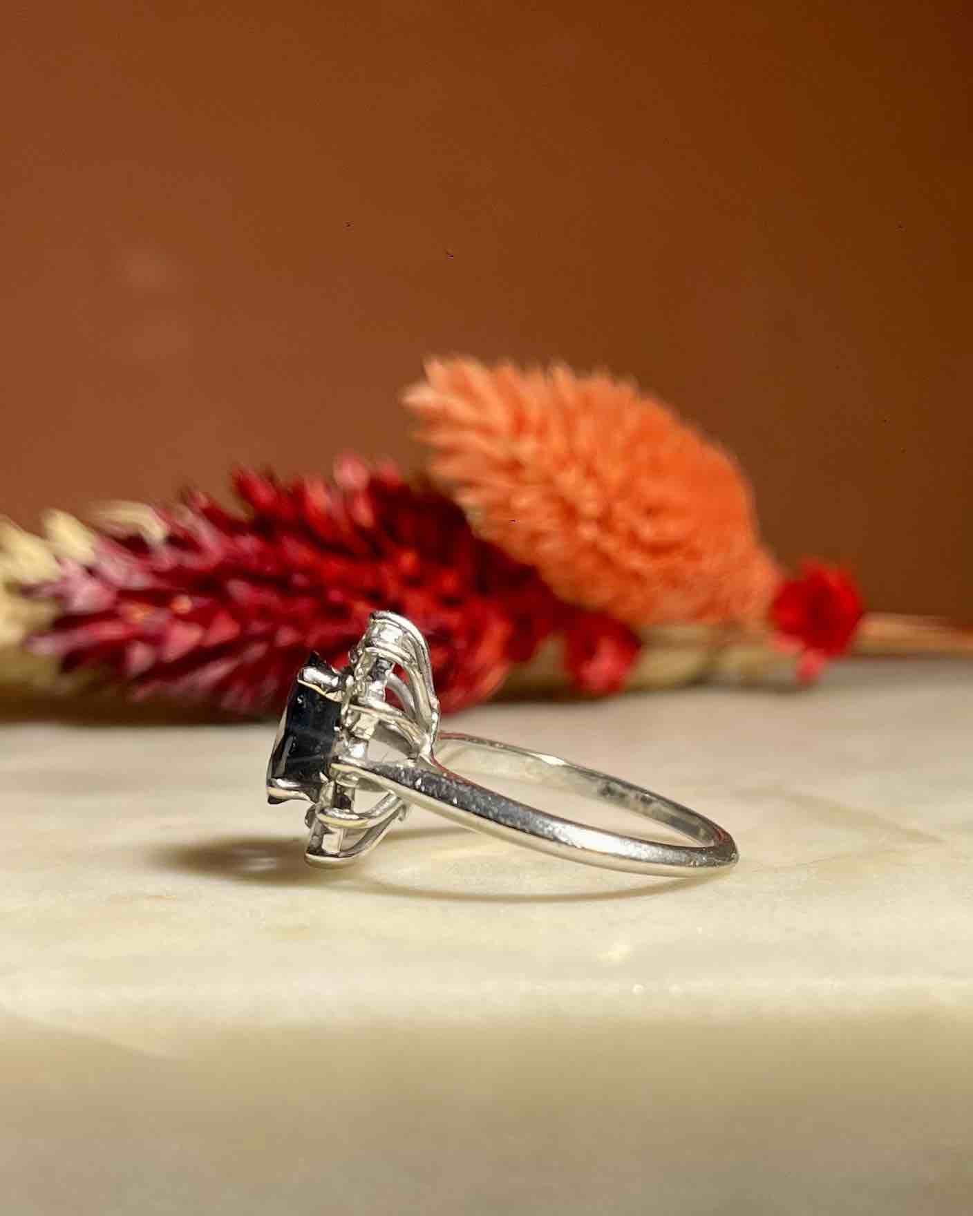 Bague Marguerite Saphir 1.30 carat &amp; Diamants "Ariuna" - Elliade Paris