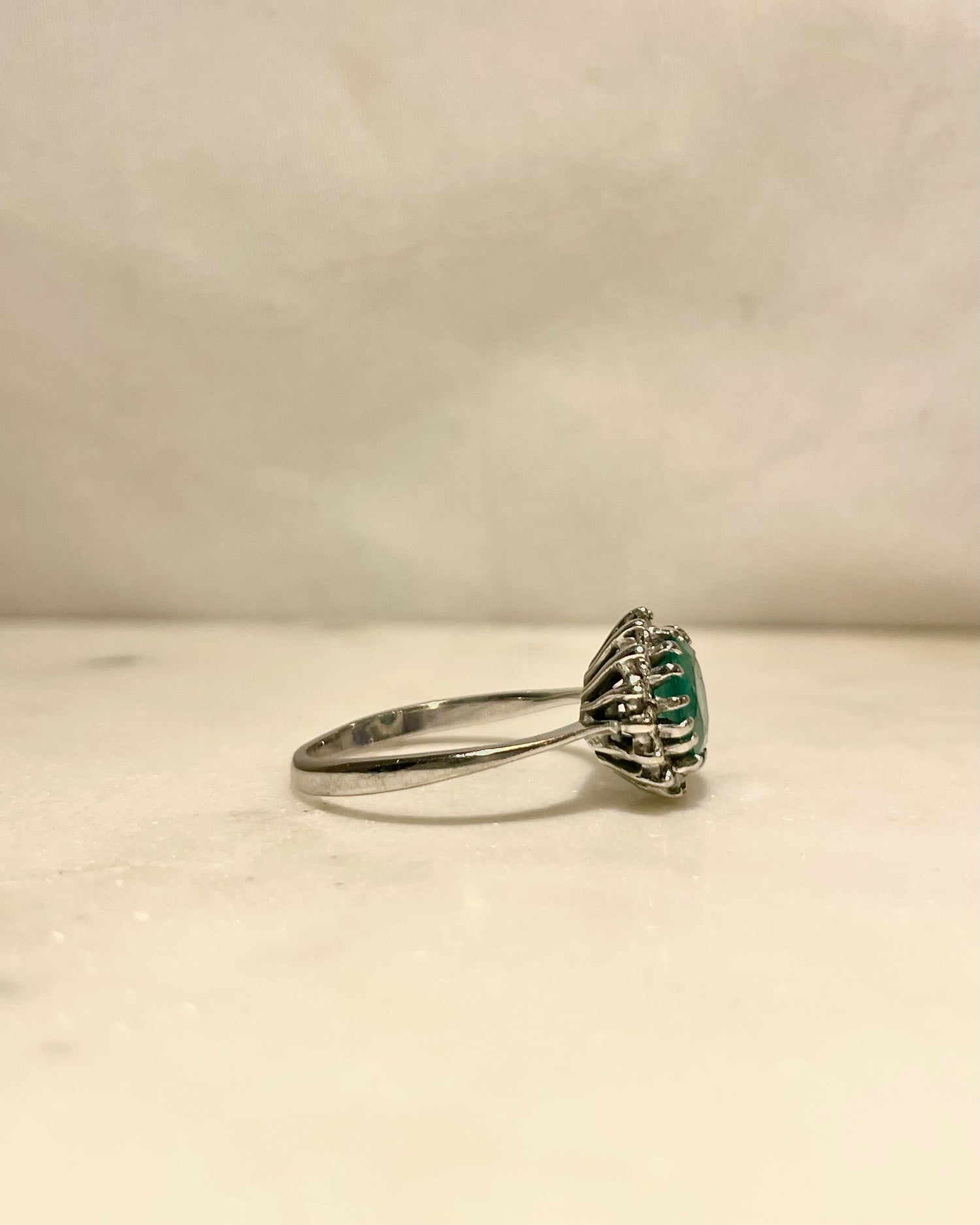 Bague Marguerite Émeraude 1 carat &amp; Diamants &quot;Théomire&quot;