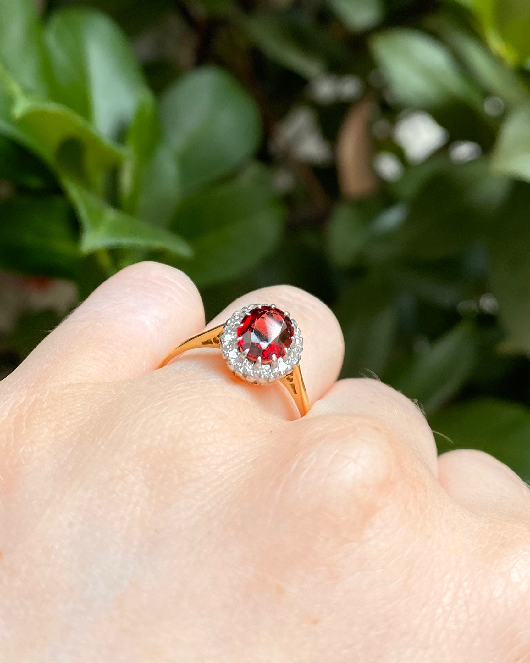 Bague Marguerite Grenat 1.45 carat &amp; Diamants "Yaraé"