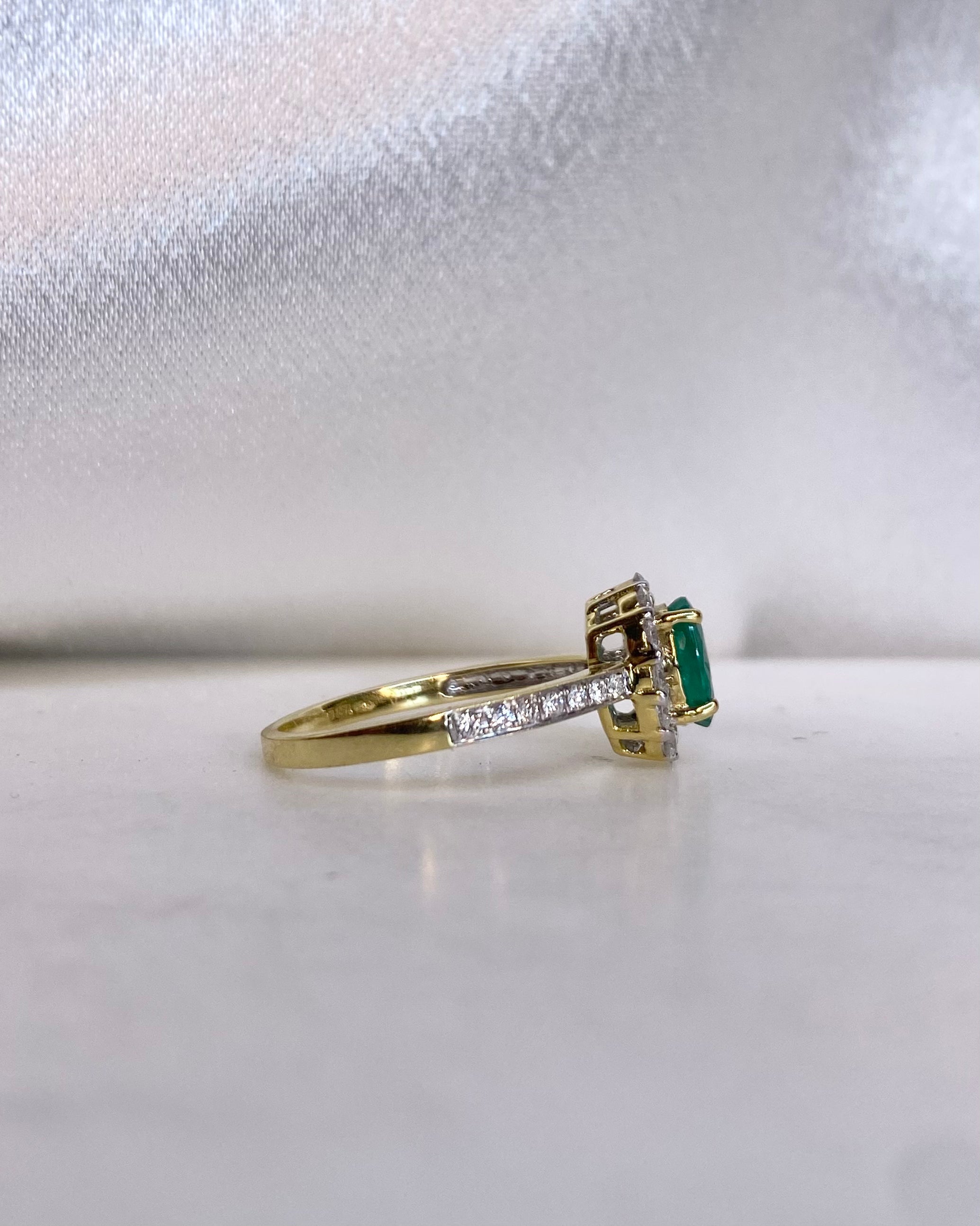 Bague Marguerite Emeraude 0.65 carat &amp; 26 Diamants "Felice"