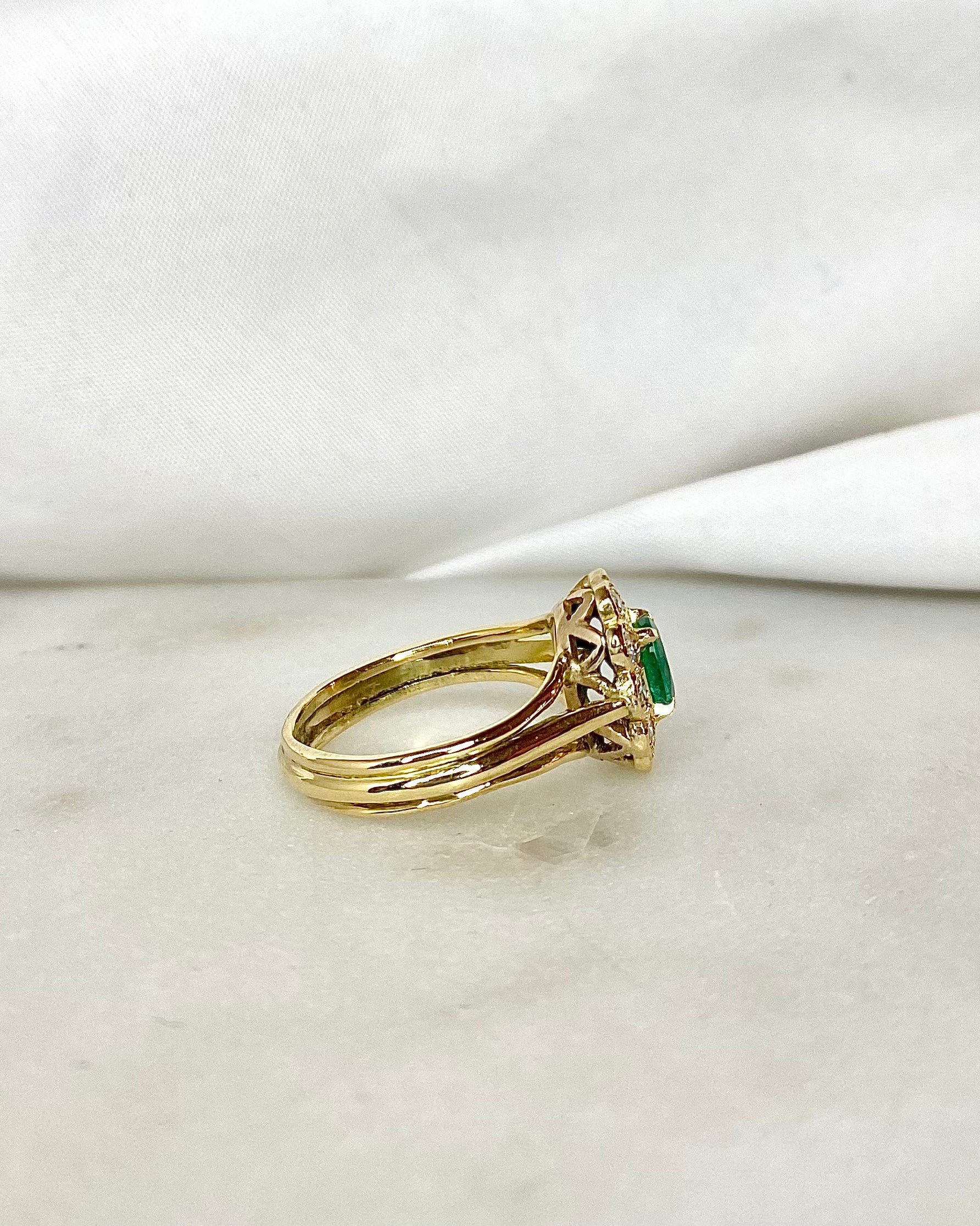 Bague Marguerite Emeraude 0.50 carat &amp; Diamants "Maelysia"