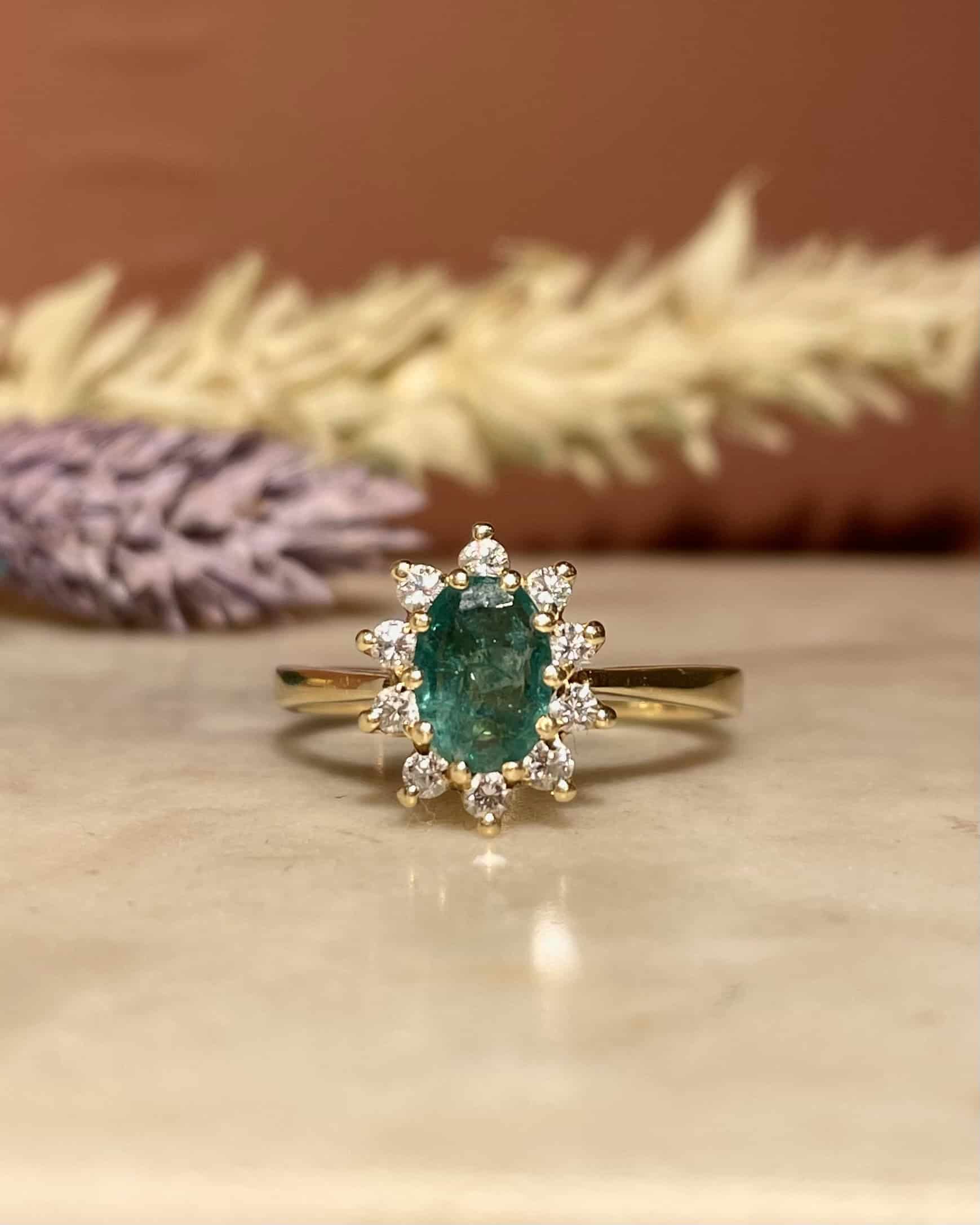 Anillo "Loreline" con margaritas de esmeralda y diamantes de 0,55 quilates