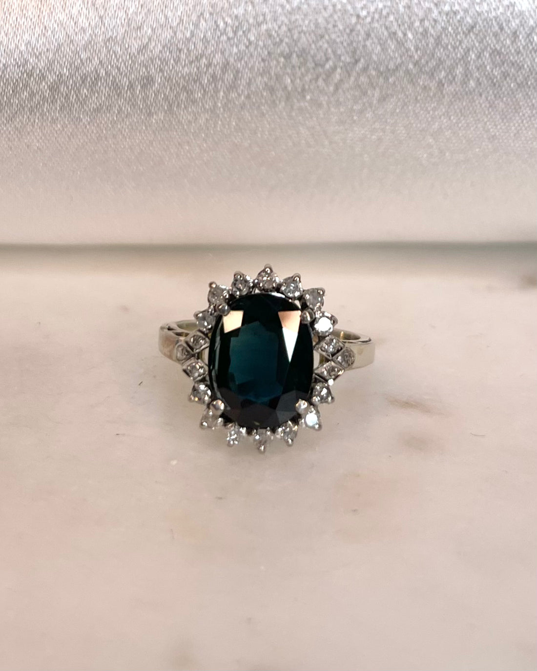 Bague Marguerite Saphir 3.75 carats &amp; Diamants “Kaïs”