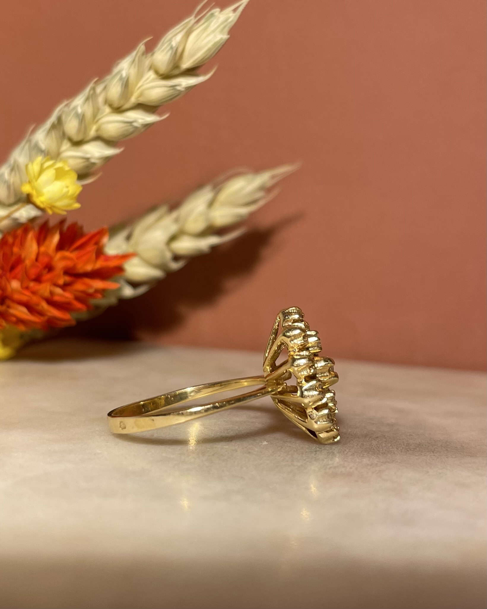 Anillo "Mariela" de 13 diamantes talla marquesa
