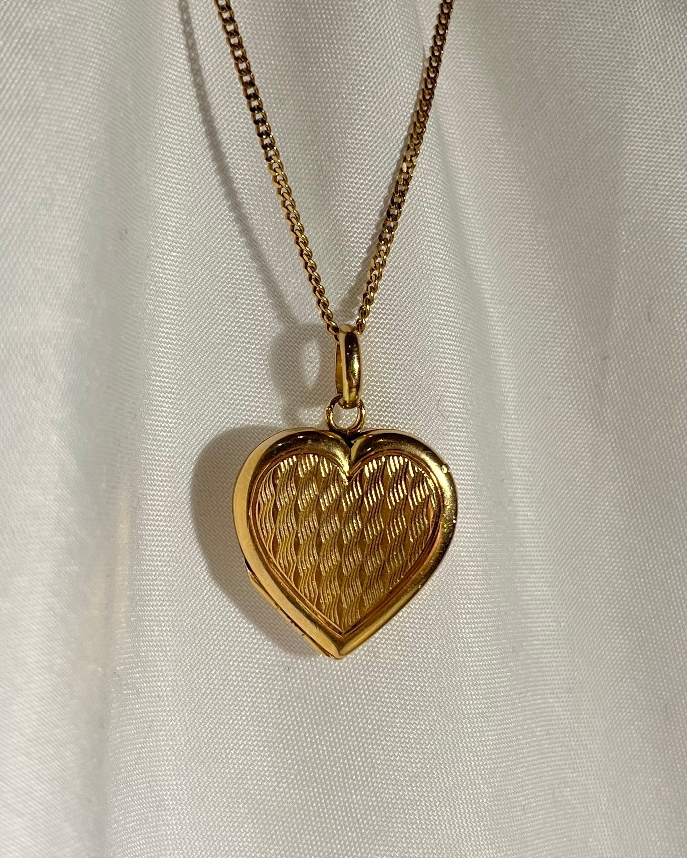 Colgante con medallón de apertura de oro "Ámbar"