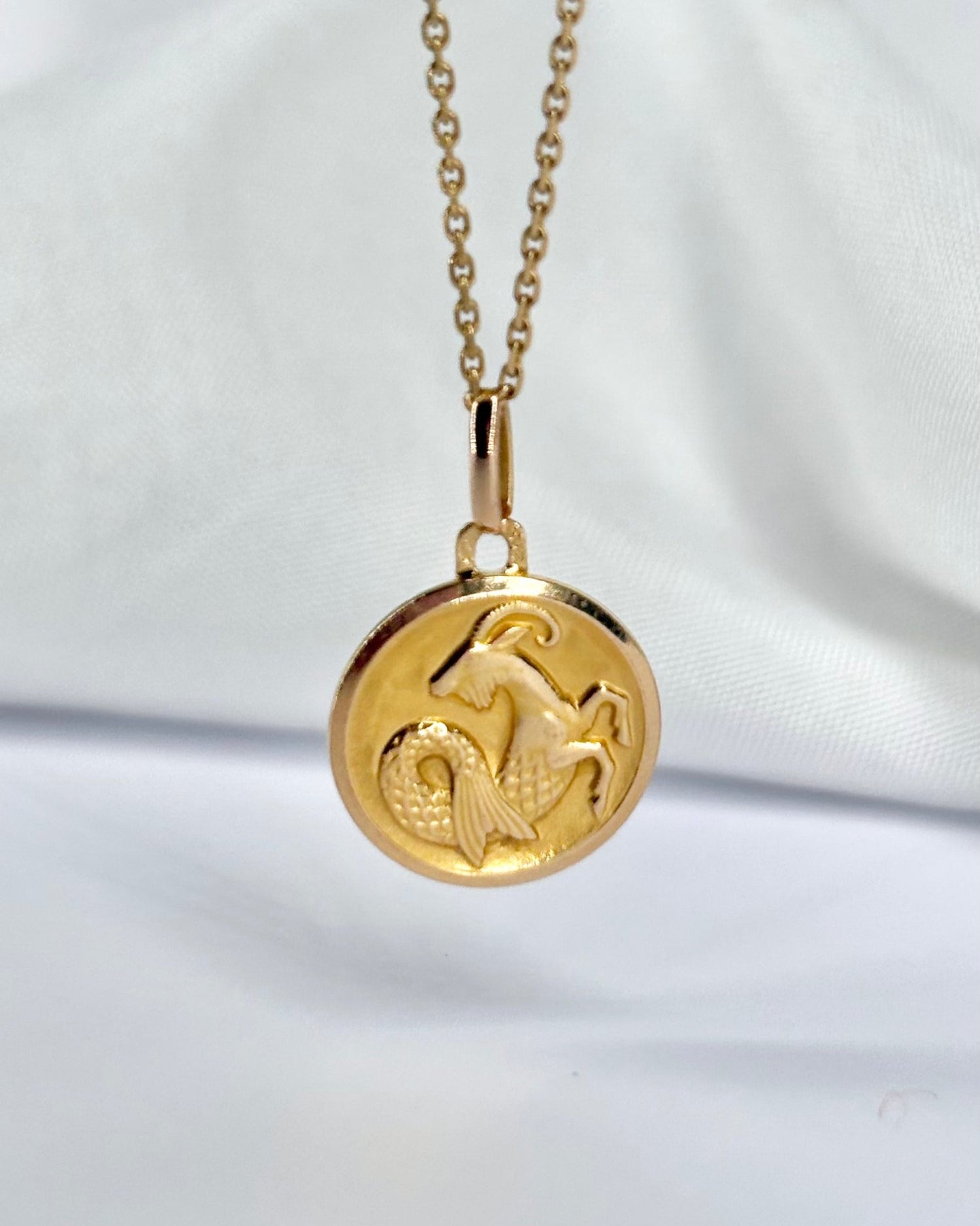 Médaillon Astro Capricorne Or jaune 18 carats &quot;Kimy&quot; - Elliade Paris