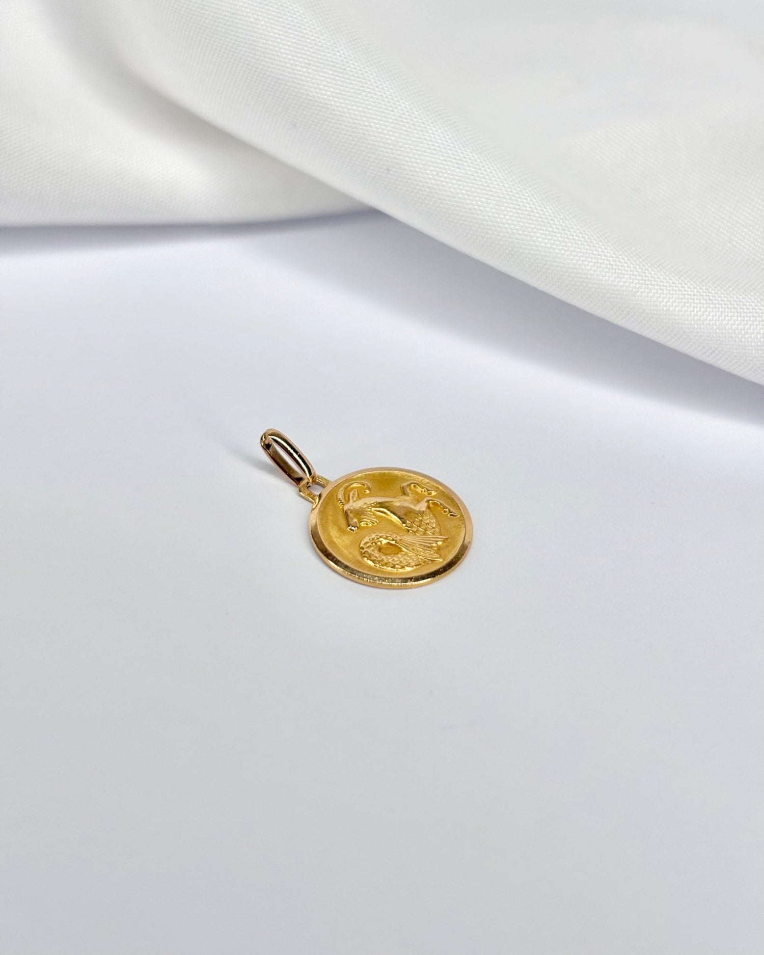 Médaillon Astro Capricorne Or jaune 18 carats &quot;Kimy&quot; - Elliade Paris