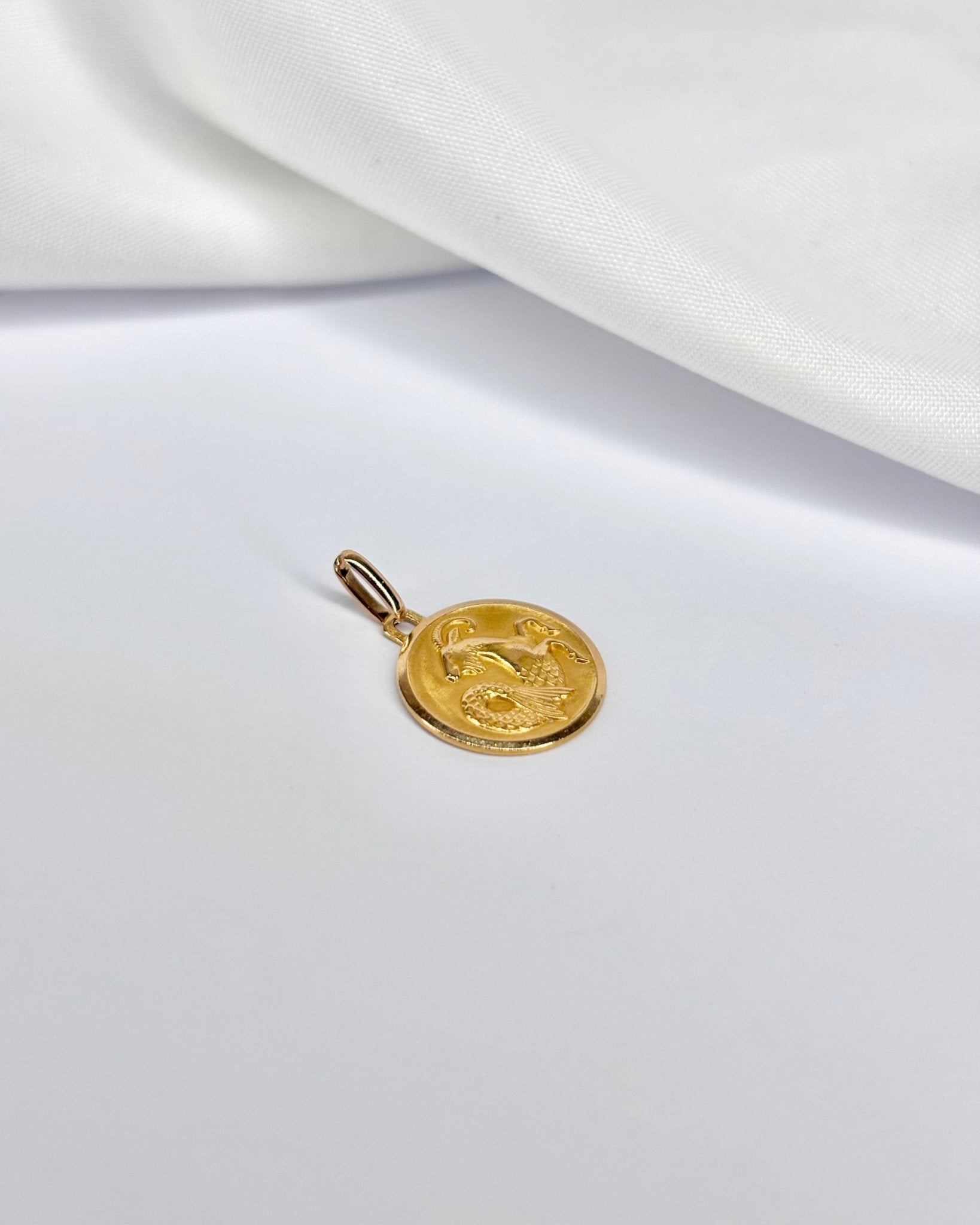 Médaillon Astro Capricorne Or jaune 18 carats &quot;Kimy&quot; - Elliade Paris
