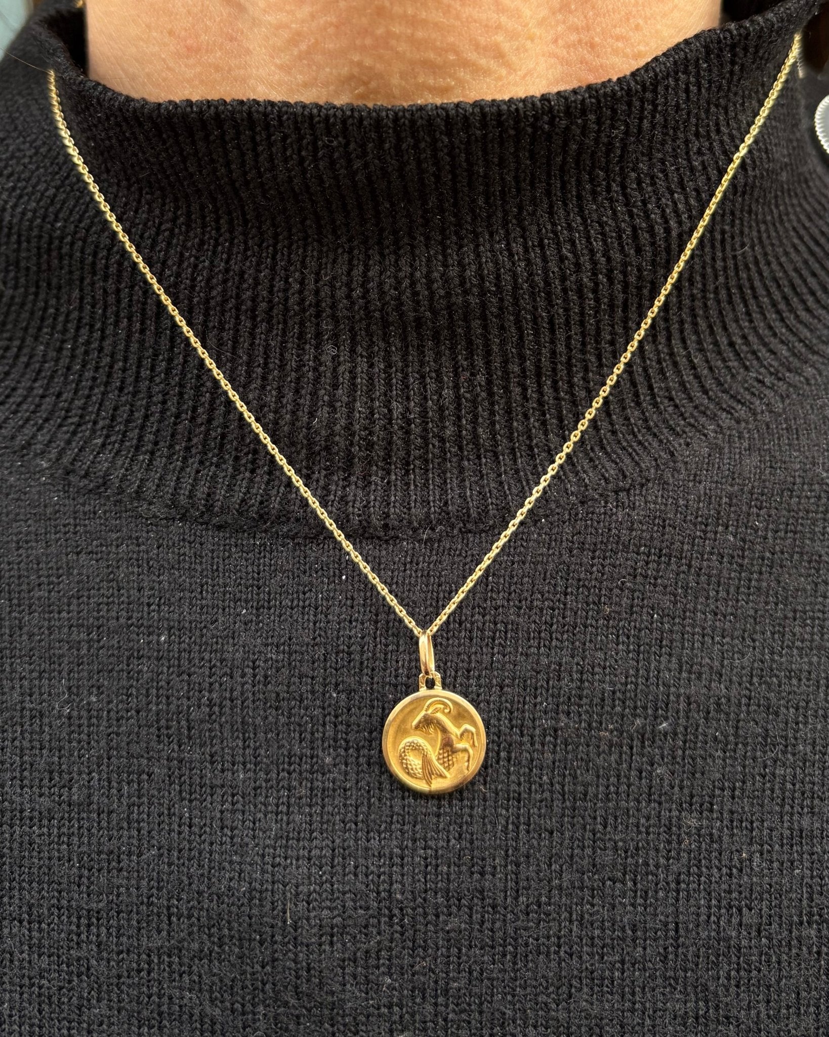 Médaillon Astro Capricorne Or jaune 18 carats &quot;Kimy&quot; - Elliade Paris